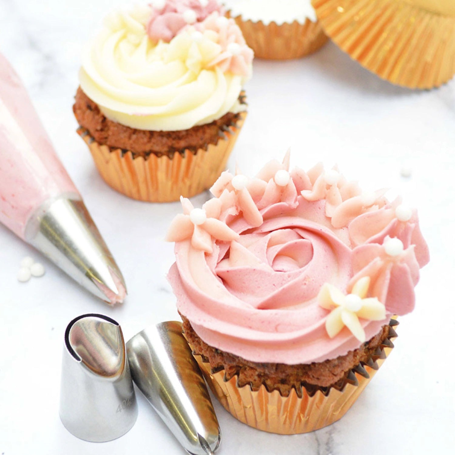 Drei präzise Edelstahltüllen von Scrap Cooking für kreative Cupcake-Dekorationen und vielseitige Spritztechniken in der Backkunst.