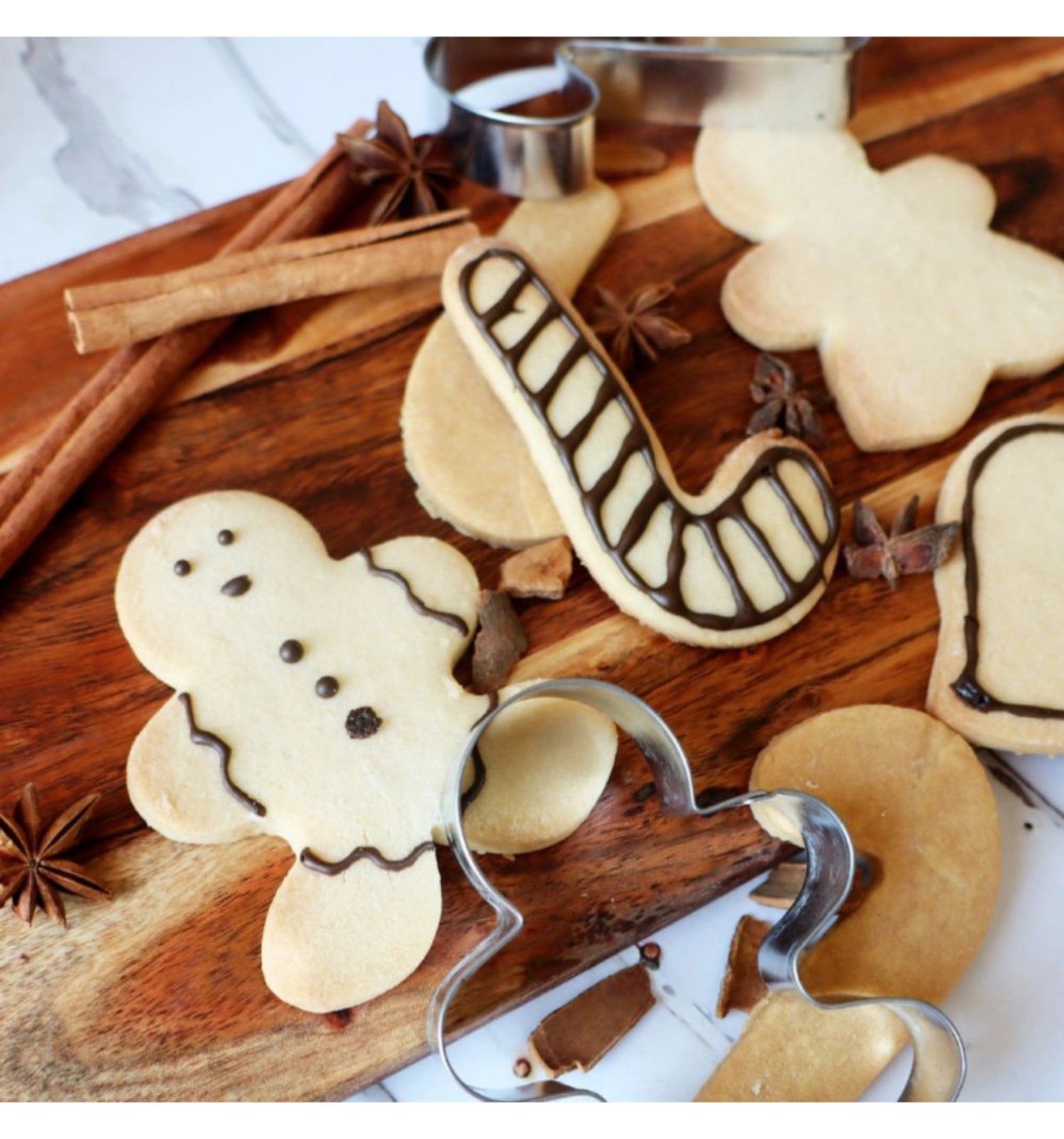 Festliches 18-teiliges Ausstechformen-Set aus Edelstahl für kreative Weihnachtsplätzchen und süße Leckereien, perfekt für die Feiertage.