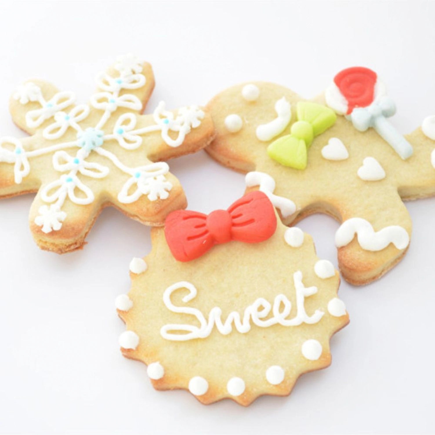 Vielfältiges 18-teiliges Ausstechformen-Set aus robustem Edelstahl, ideal für das Backen von Weihnachtsplätzchen und festlichen Leckereien.