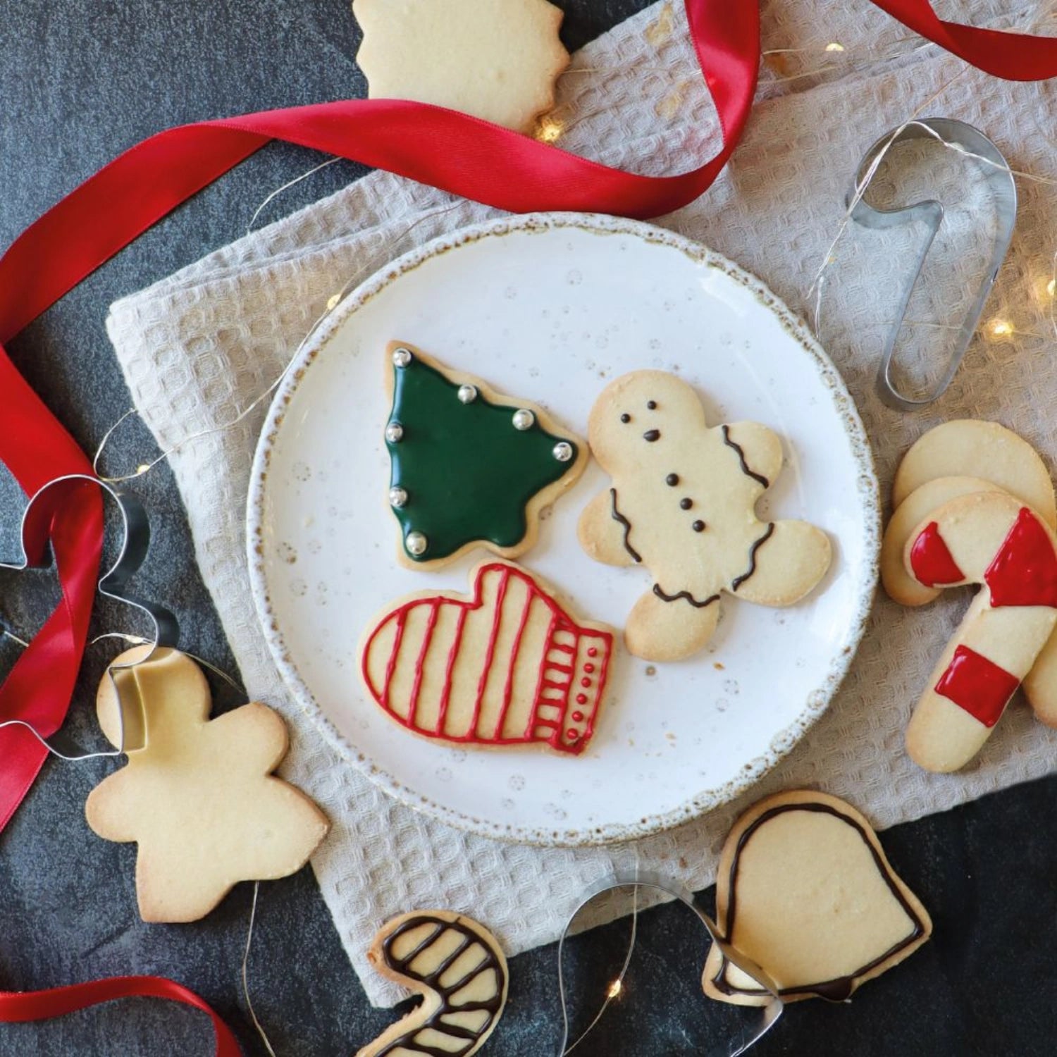 Festliches 18-teiliges Ausstechformen-Set aus Edelstahl für kreative Weihnachtsplätzchen und süße Leckereien, perfekt für die Feiertage.