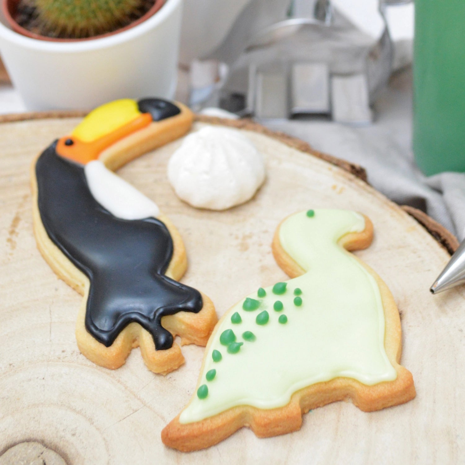 Entdecken Sie das 16-teilige Ausstecher-Set mit Wildtiermotiven von Scrap Cooking, ideal für kreative Backprojekte und festliche Anlässe.