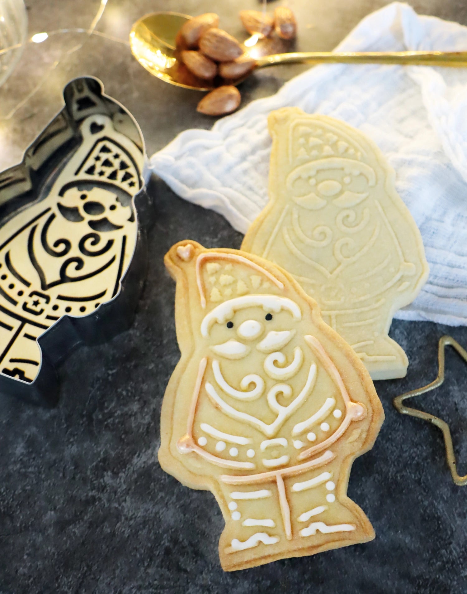 Kreative Ausstechform und Holzpräger in Weihnachtsmann-Design von Scrap Cooking, ideal für festliche Kekse und Backideen.
