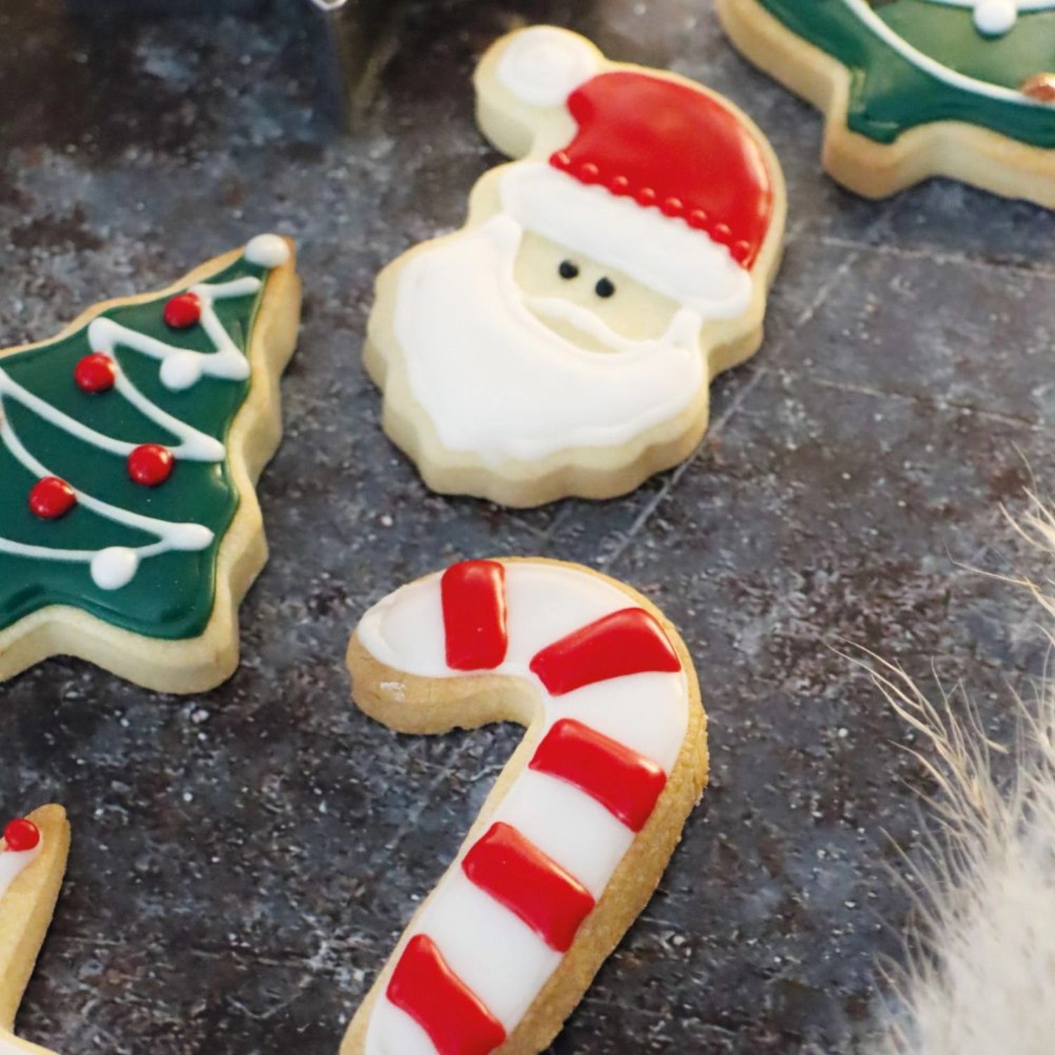 Weihnachtliches Ausstecher-Set von Scrap Cooking: 4 Edelstahlformen für Plätzchen und festliche Backideen, perfekt für die Weihnachtszeit.
