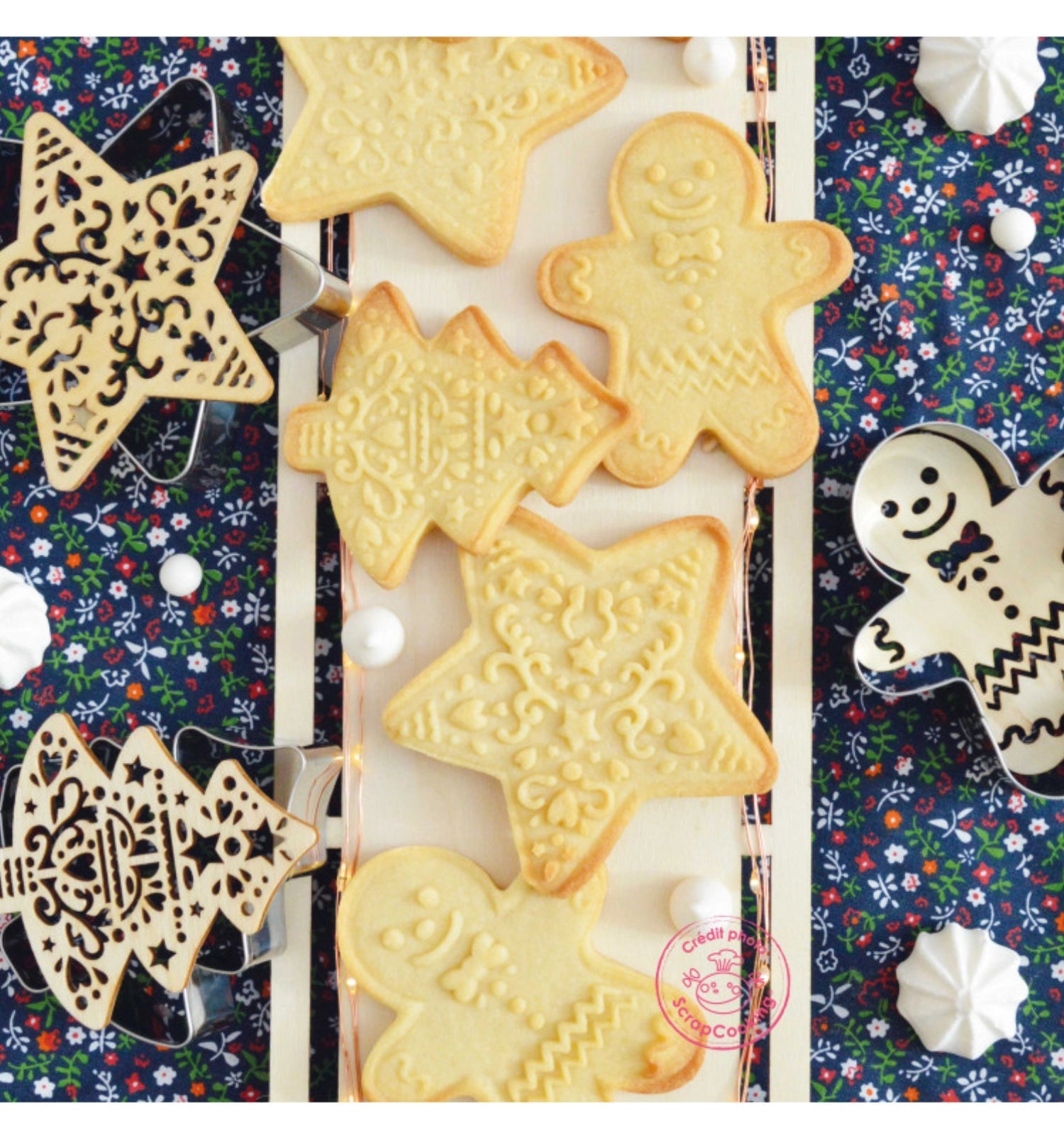 Tannenbaum-Ausstechform und Holzpräger von Scrap Cooking, perfekt für festliche Kekse und kreative Backprojekte in der Weihnachtszeit.