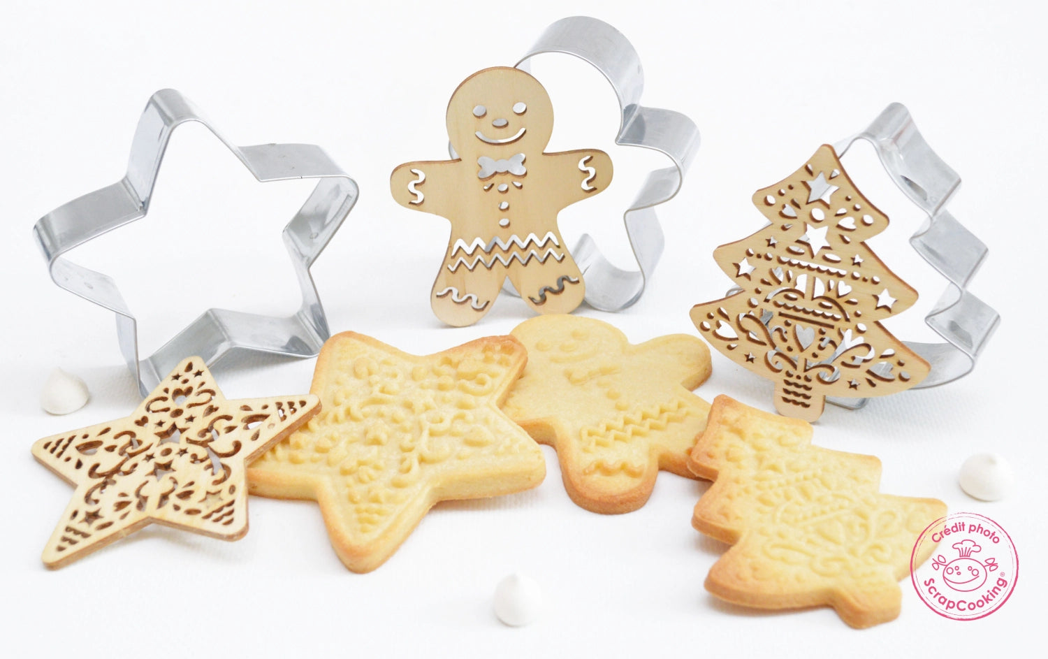 Kreative Ausstechform und Holzpräger in Tannenbaum-Design von Scrap Cooking, ideal für weihnachtliche Plätzchen und Backideen.