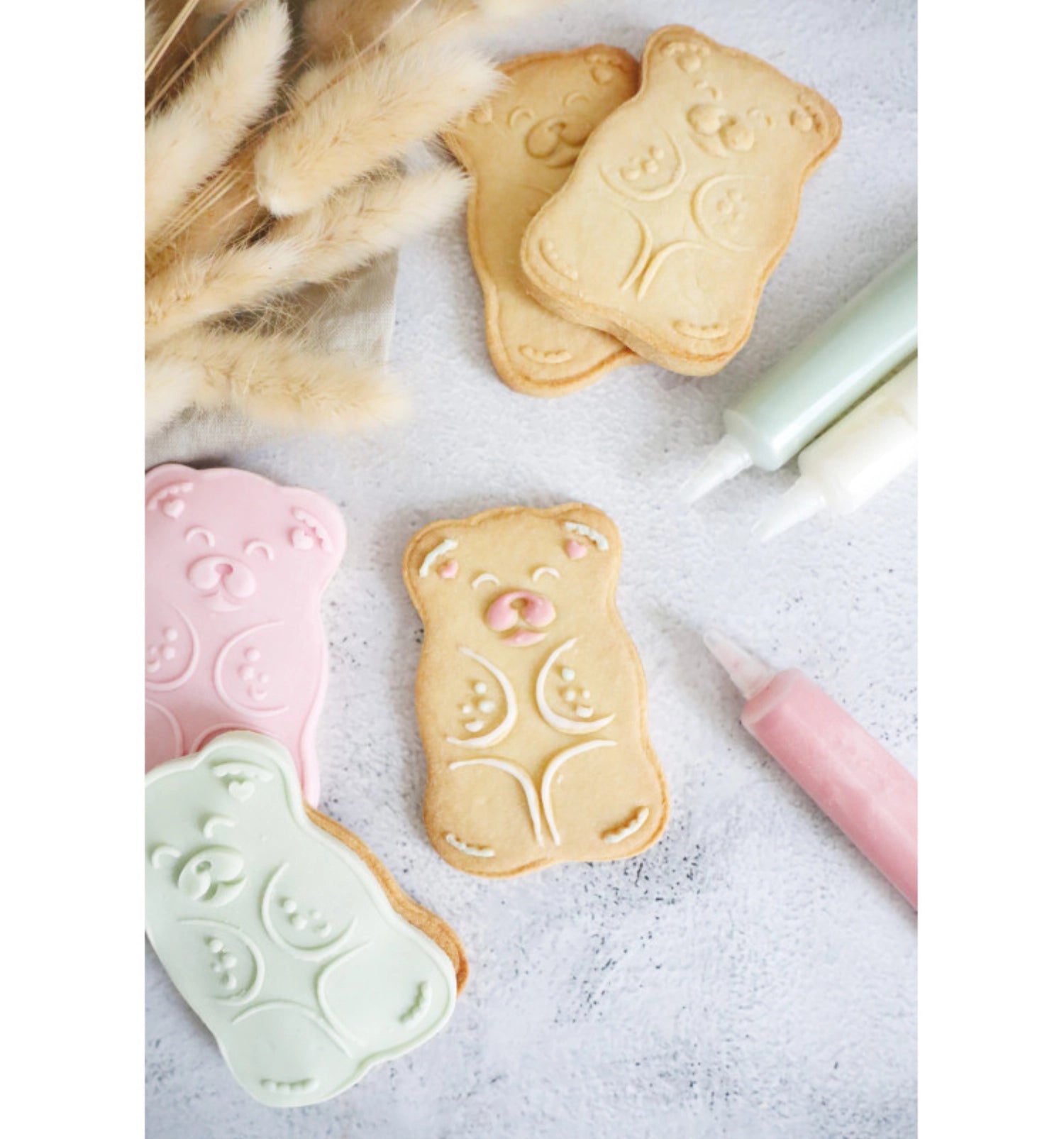Niedliche Ausstechform und Holzpräger in Teddybär-Design von Scrap Cooking, perfekt für fantasievolle Keks-Kreationen und Kindergeburtstage.