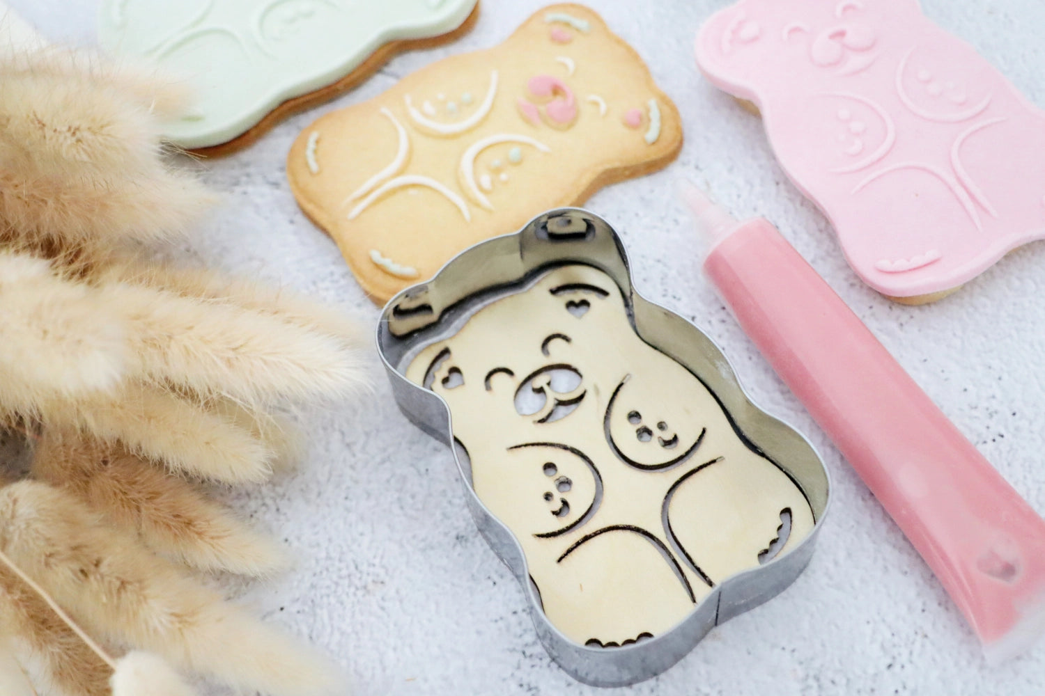Verspielte Ausstechform und Holzpräger in Form eines Teddybären von Scrap Cooking, ideal für kreative Backprojekte und süße Leckereien.