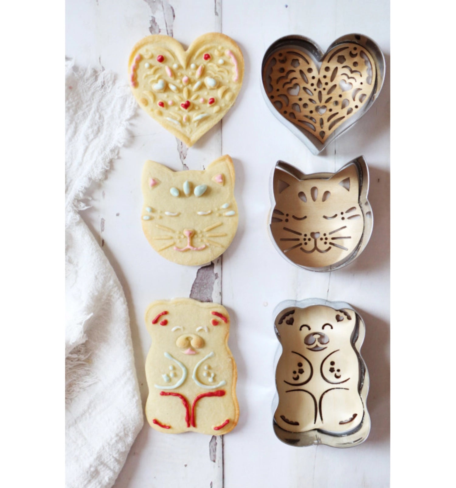 Drei hochwertige Ausstecher und Präger von Scrap Cooking, ideal für kreative Backprojekte und das Dekorieren von Keksen in ansprechenden Designs.