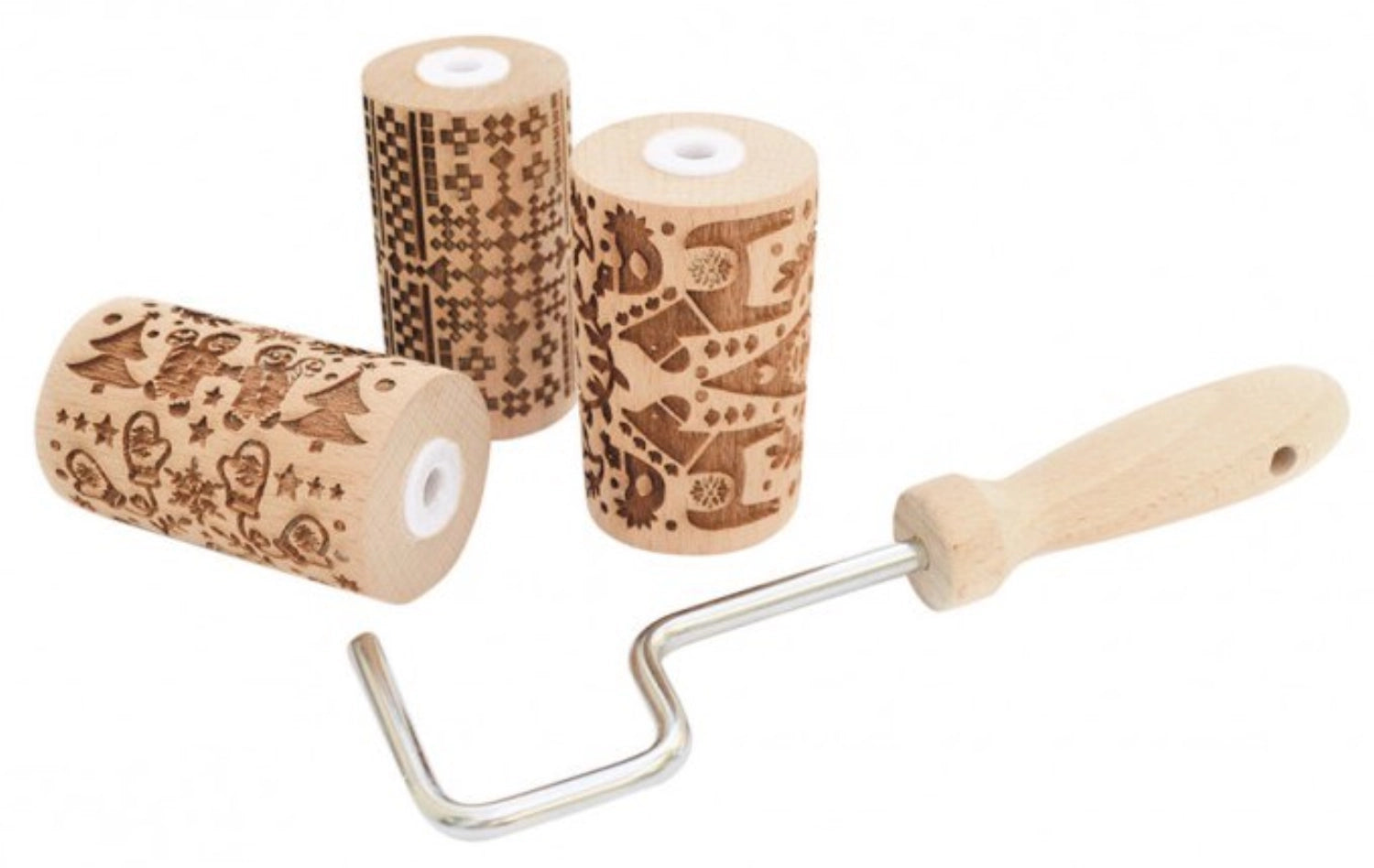 Drei Teigrollen mit festlicher Prägung für Weihnachtsgebäck, ideal für kreative Backprojekte und festliche Anlässe.