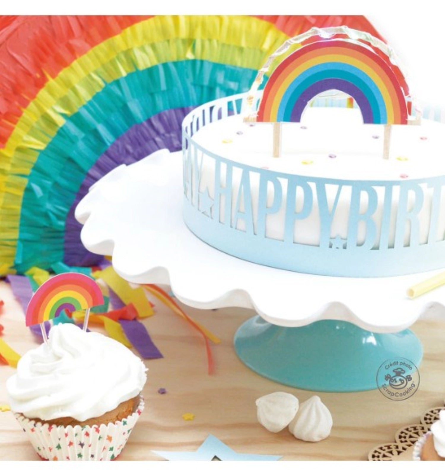 Fantasievoller Cake Topper im Regenbogen-Look mit LED-Lichtern, ideal für festliche Anlässe und kreative Backprojekte von Scrap Cooking.