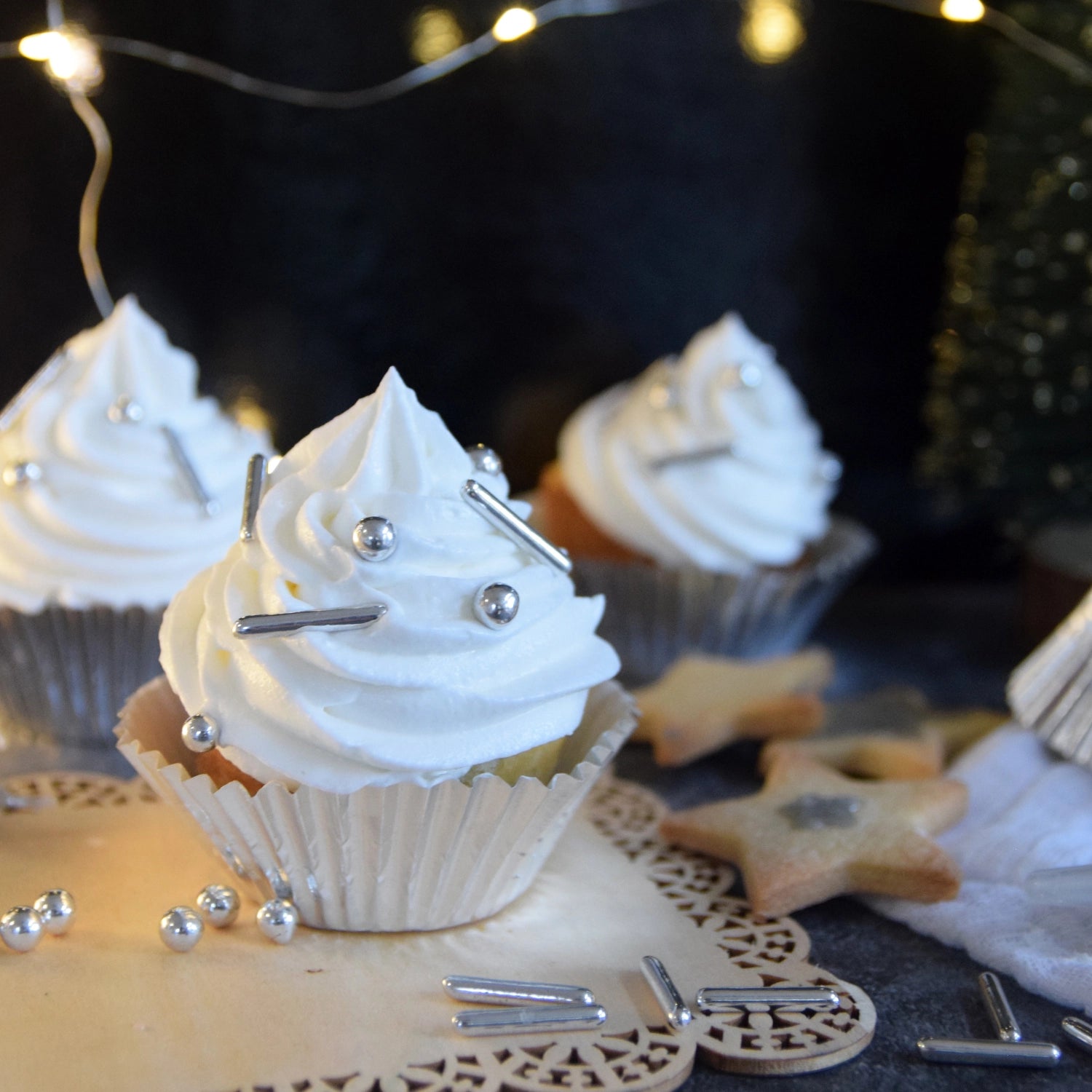 Set aus 48 silbernen Cupcake Formen von Scrap Cooking, perfekt für festliche Anlässe und kreative Backideen.