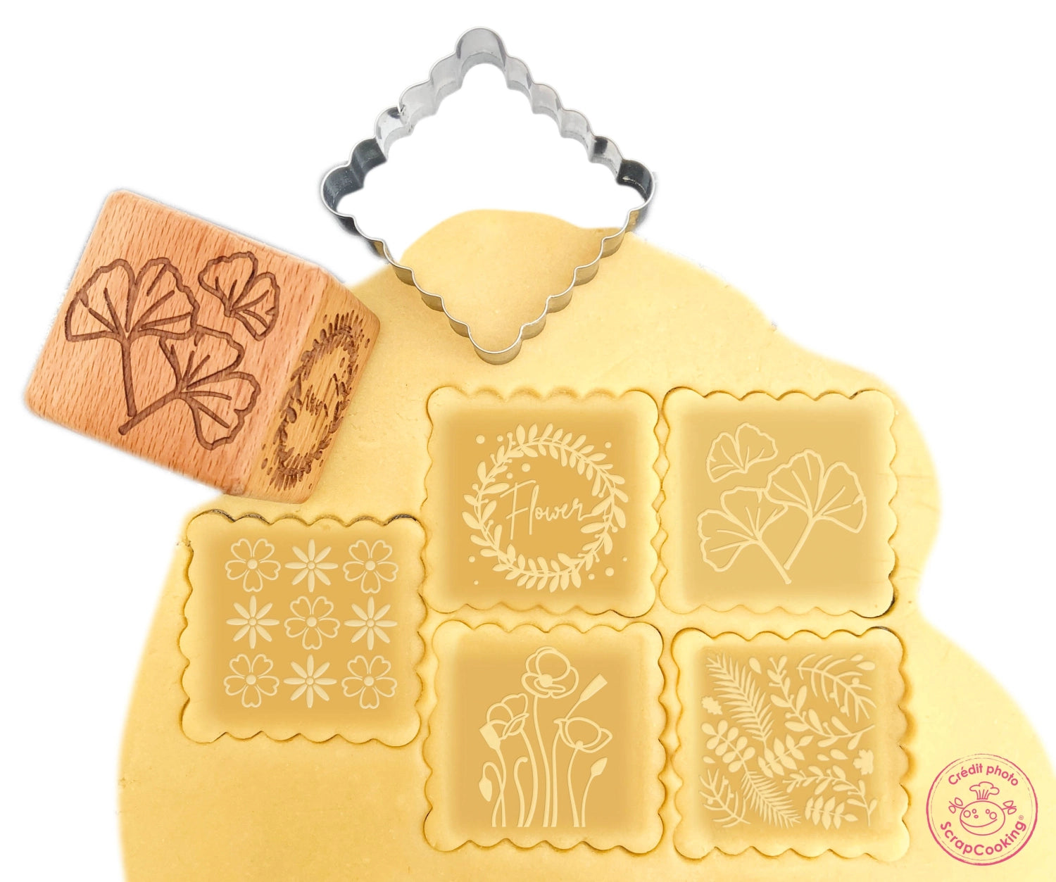 Würfelförmiger Cookie Stamp und Ausstecher mit floralen Designs von Scrap Cooking, perfekt für das kreative Dekorieren von Keksen und Gebäck.