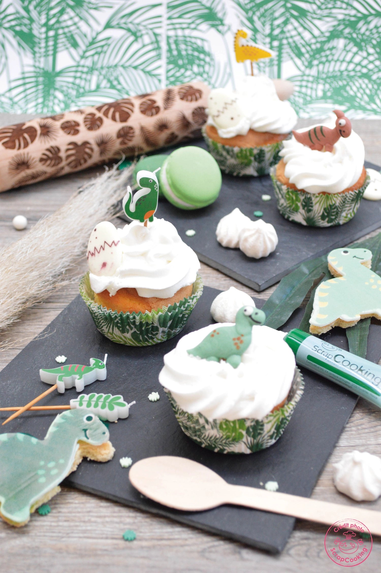Bunte Zuckerdeko-Dinos in verschiedenen Farben, perfekt zum kreativen Dekorieren von Torten und Desserts für Kinderpartys.