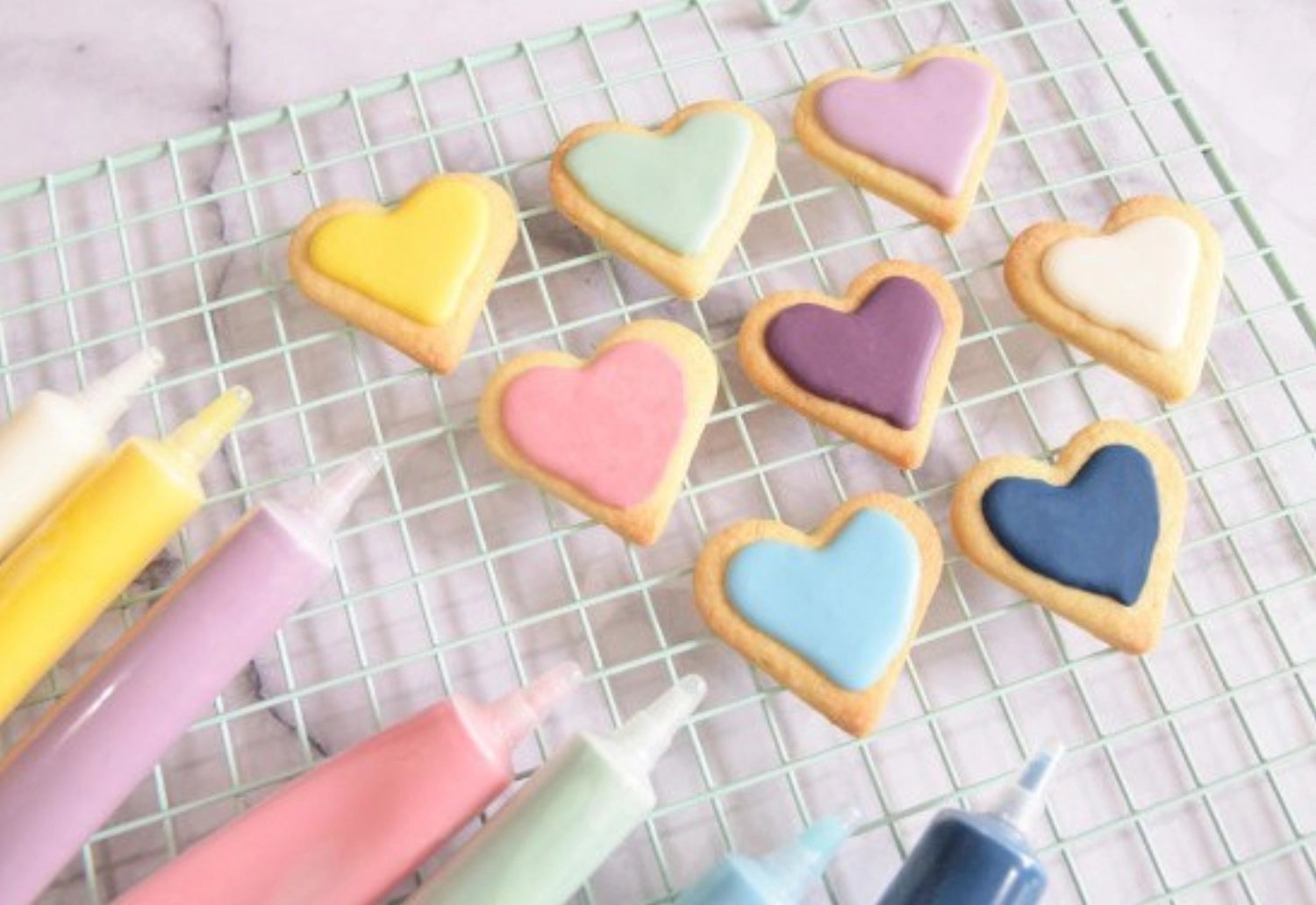 Zwei praktische Schokostifte in Weiß- und Milchschokolade (je 25g) von Scrap Cooking, ideal zum kreativen Verzieren von Kuchen und Süßspeisen.