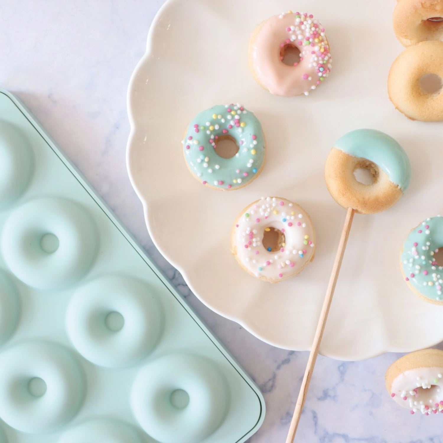 Bunte Mini-Zucker-Kugeln in verschiedenen Farben, ideal zum Dekorieren von Backwaren und Süßspeisen für kreative Backprojekte.
