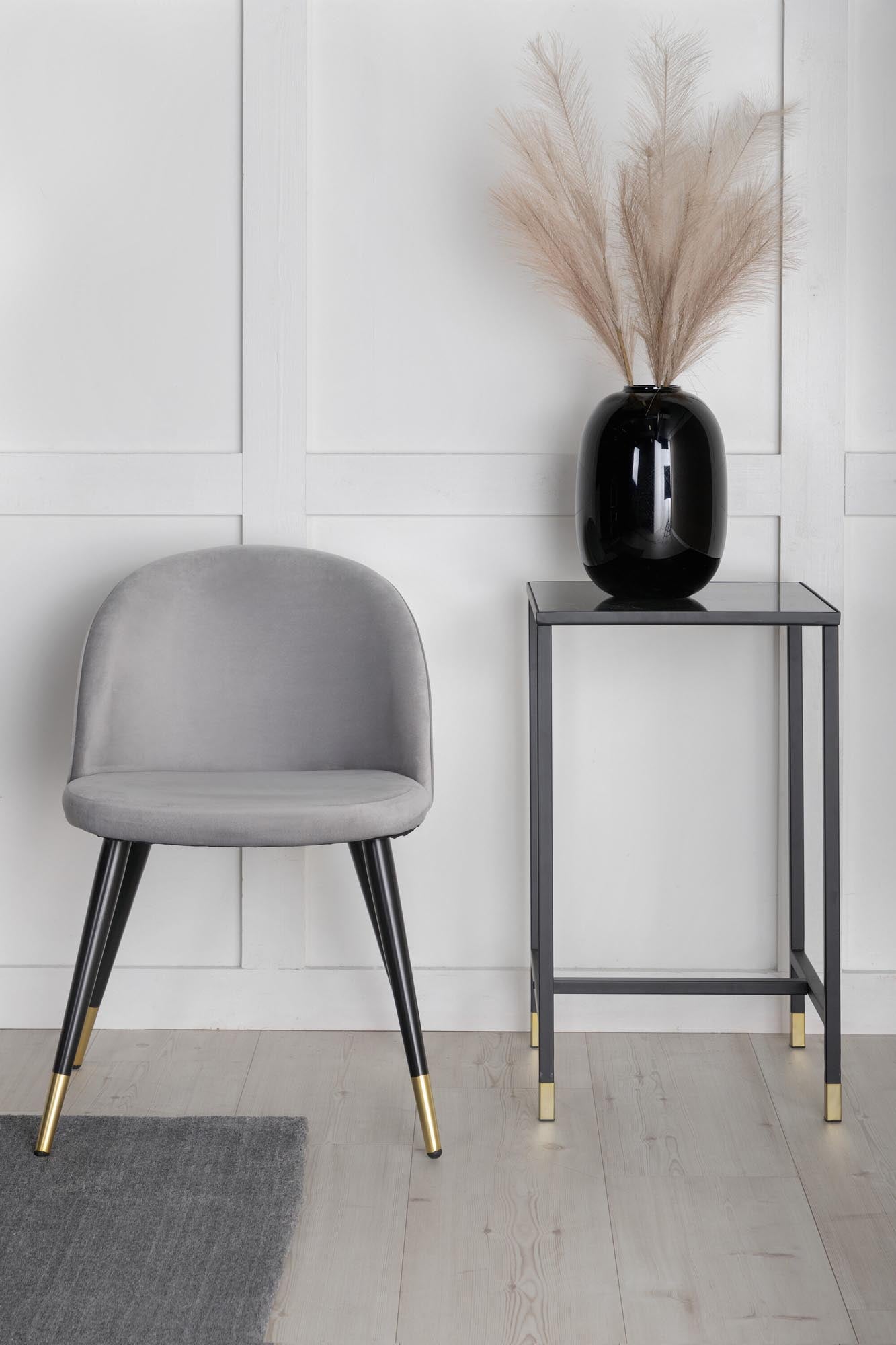 Entdecken Sie den Velvet Matstol Stuhl von Venture Home – ein stilvolles Möbelstück aus edlem Samt, das Komfort und Eleganz in Ihr Zuhause bringt.