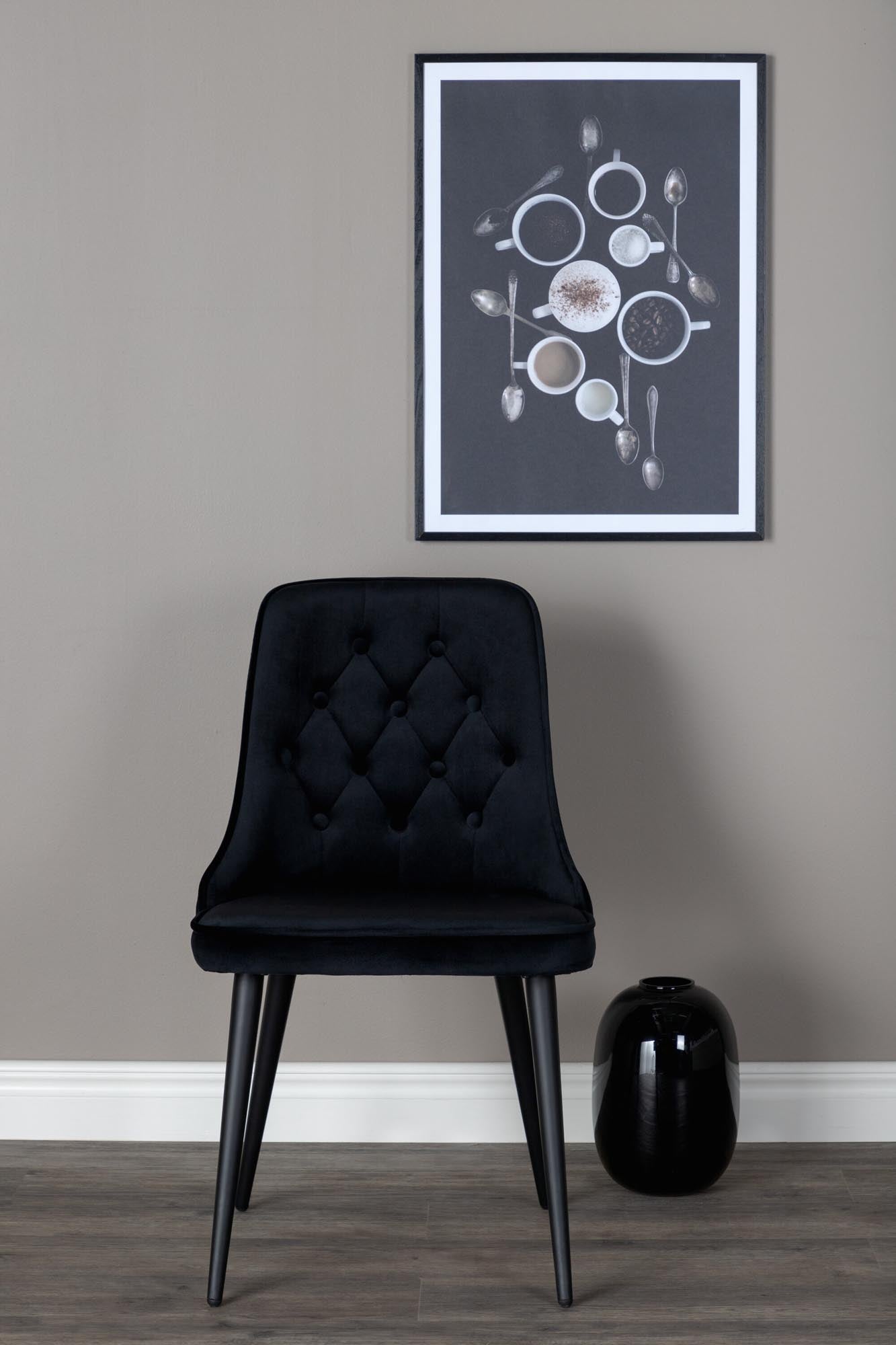 Eleganter Velvet Deluxe Stuhl von Venture Home: Komfort trifft auf modernes Design, ideal für stilvolle Wohnräume und Essbereiche.