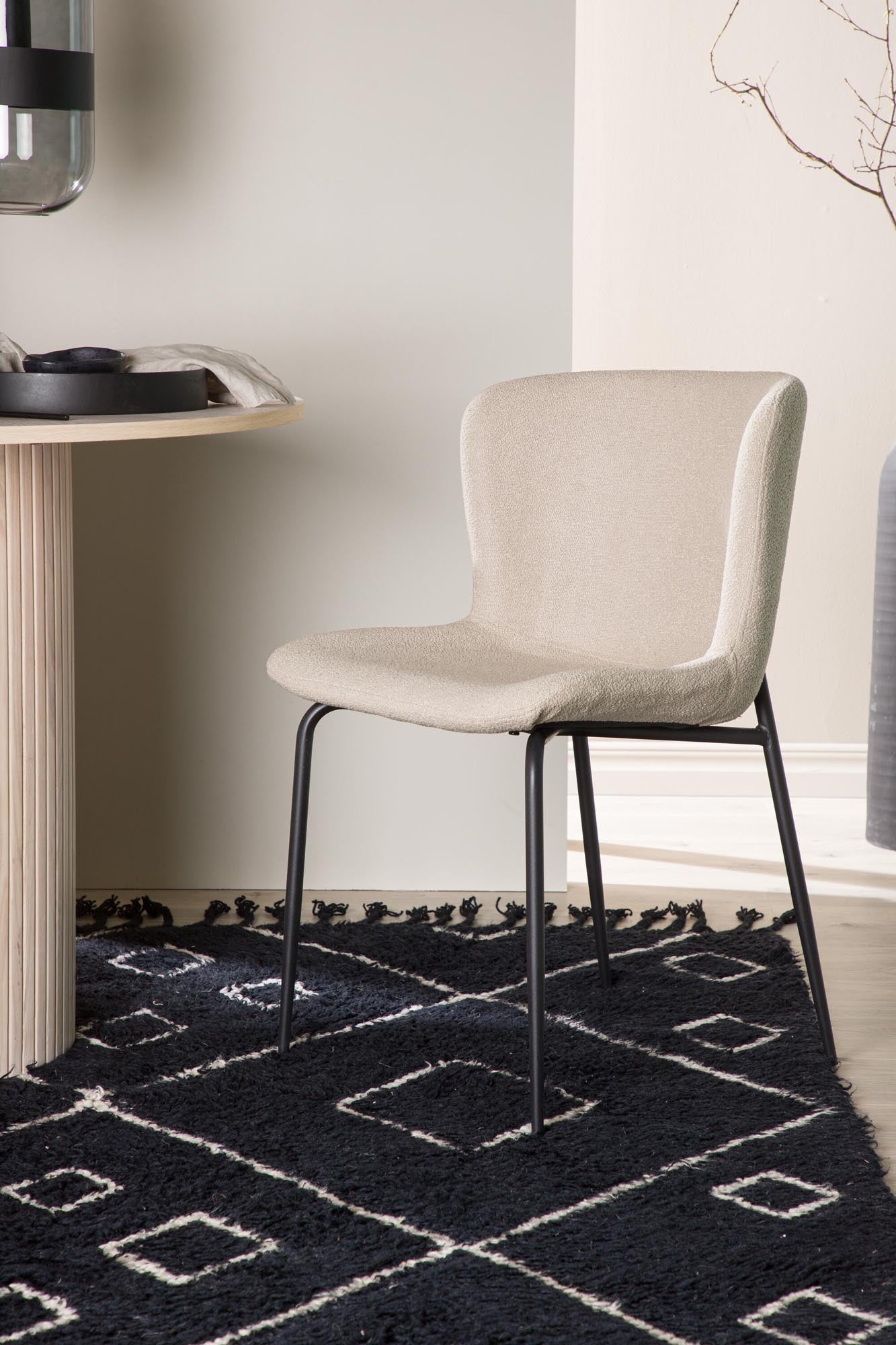 Eleganter Modesto Stuhl in sanftem Beige, ideal für stilvolle Wohnräume. Hochwertige Verarbeitung von Venture Home.