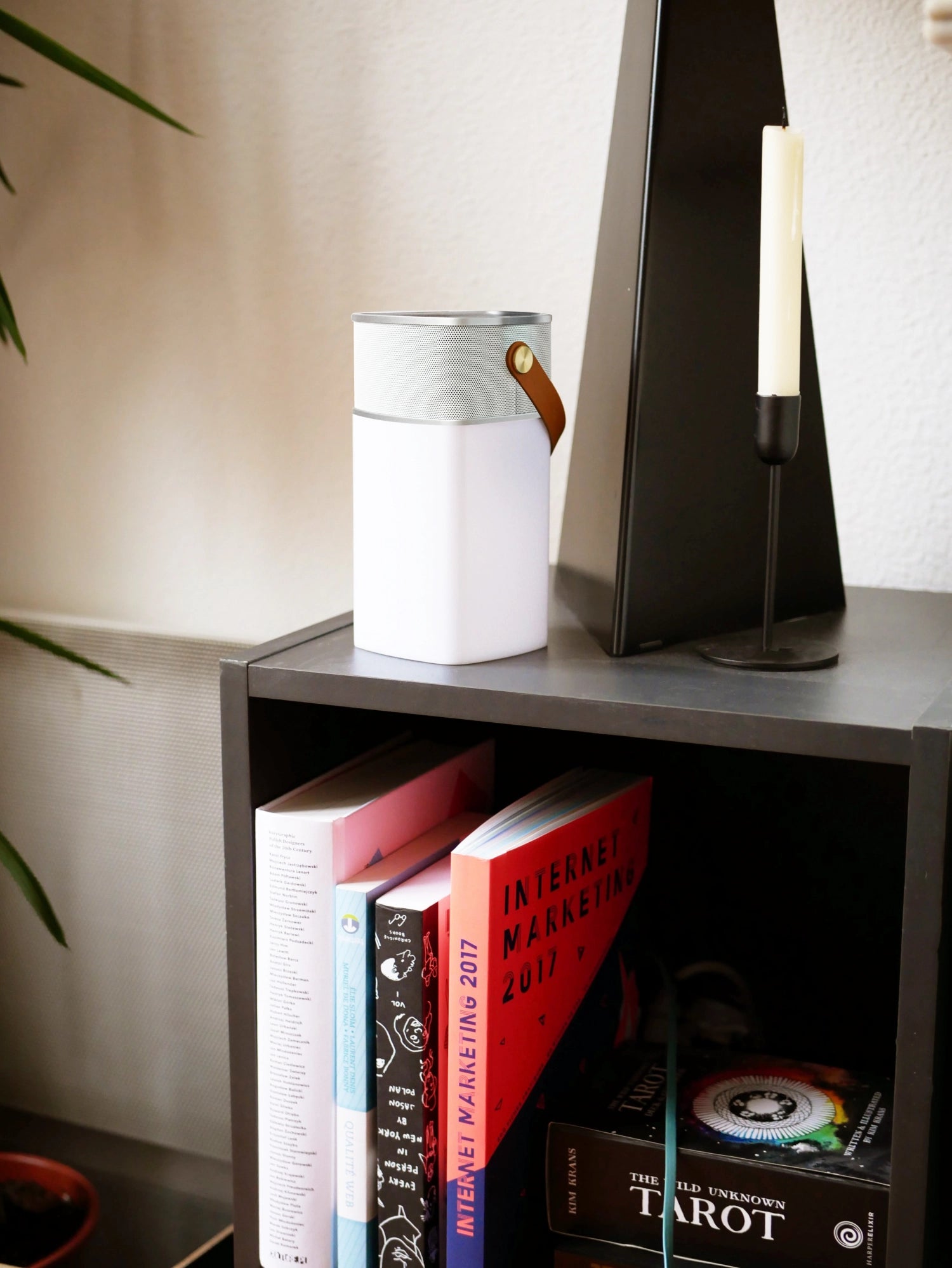 Moderner Bluetooth-Lautsprecher in Silber (10.3x9.5x19 cm) mit integrierter LED-Beleuchtung, perfekt für entspannte Abende und musikalische Highlights.