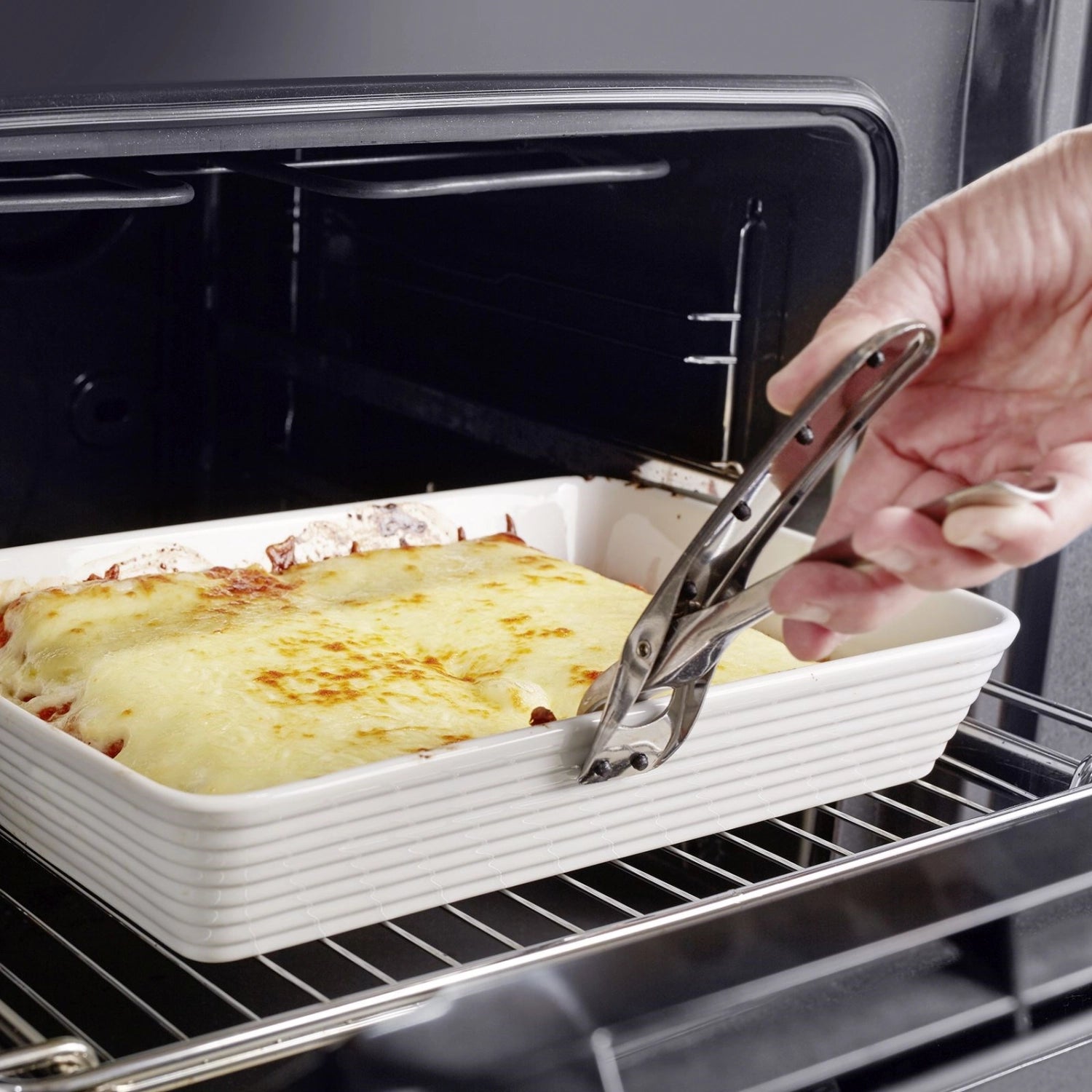 Ofenzange von Westmark, idealer Küchenhelfer zum sicheren Greifen und Servieren von heißen Speisen, robust und ergonomisch gestaltet.