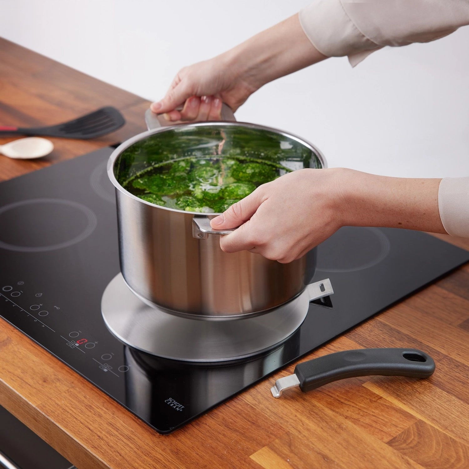 Praktische Induktionsadapterplatte von Westmark, Durchmesser 14 cm, ideal für die Verwendung von herkömmlichen Töpfen auf Induktionskochfeldern.
