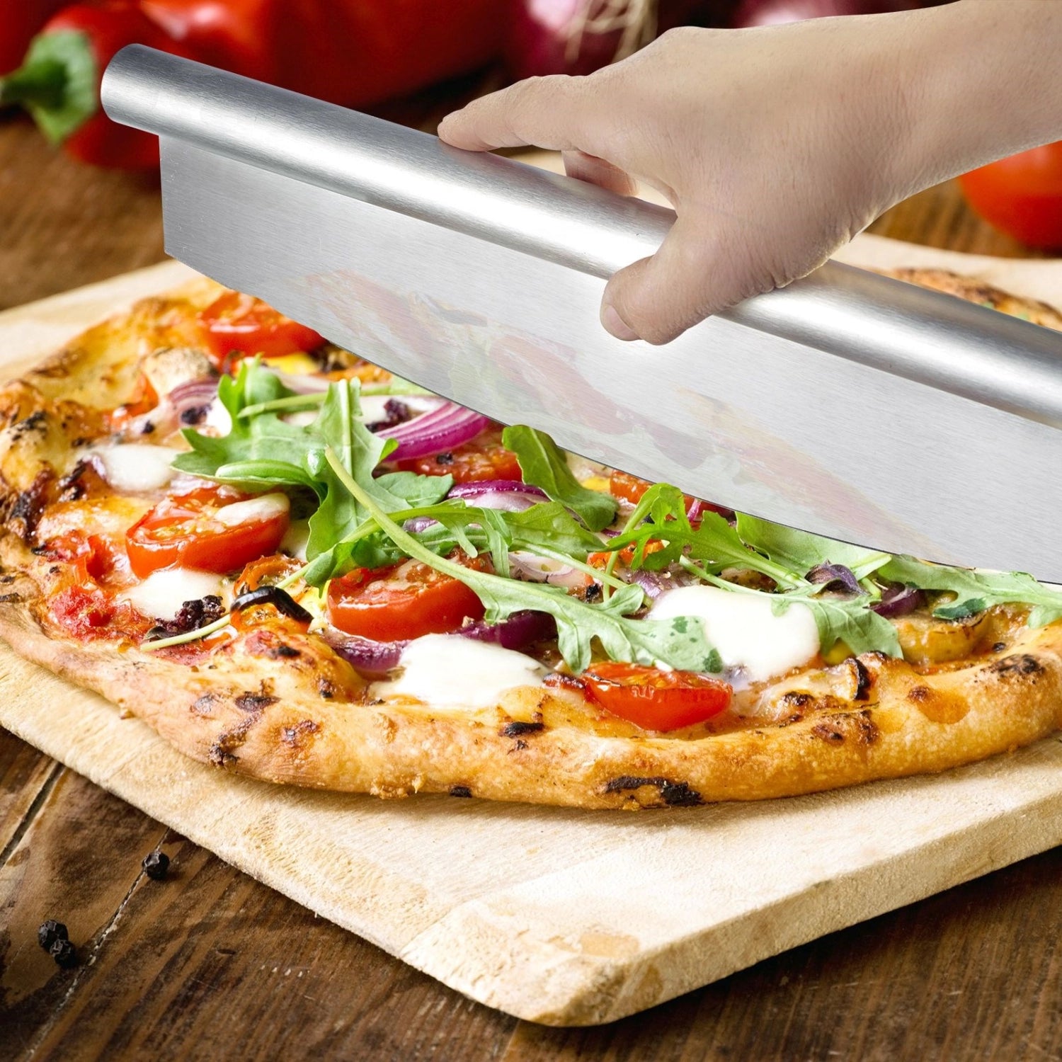 Pizza Wiegemesser Easy von Westmark, ideal zum mühelosen Schneiden von Pizzen und Teig, ergonomisches Design für präzise Handhabung.