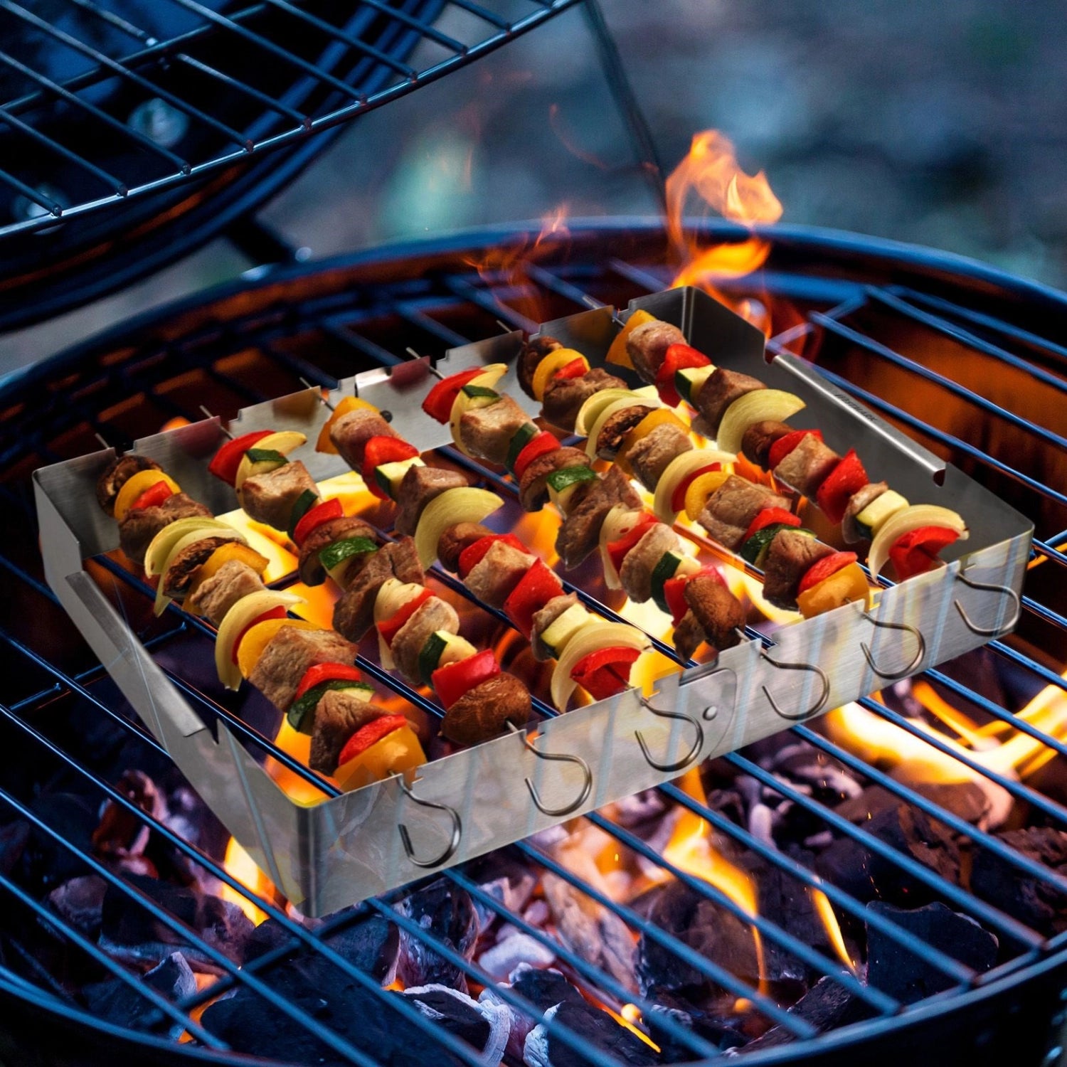 Praktisches 7-teiliges Set von Westmark mit Grillspiesshalter und 6 stabilen Spießen, ideal für köstliche Grillgerichte und gesellige Abende.