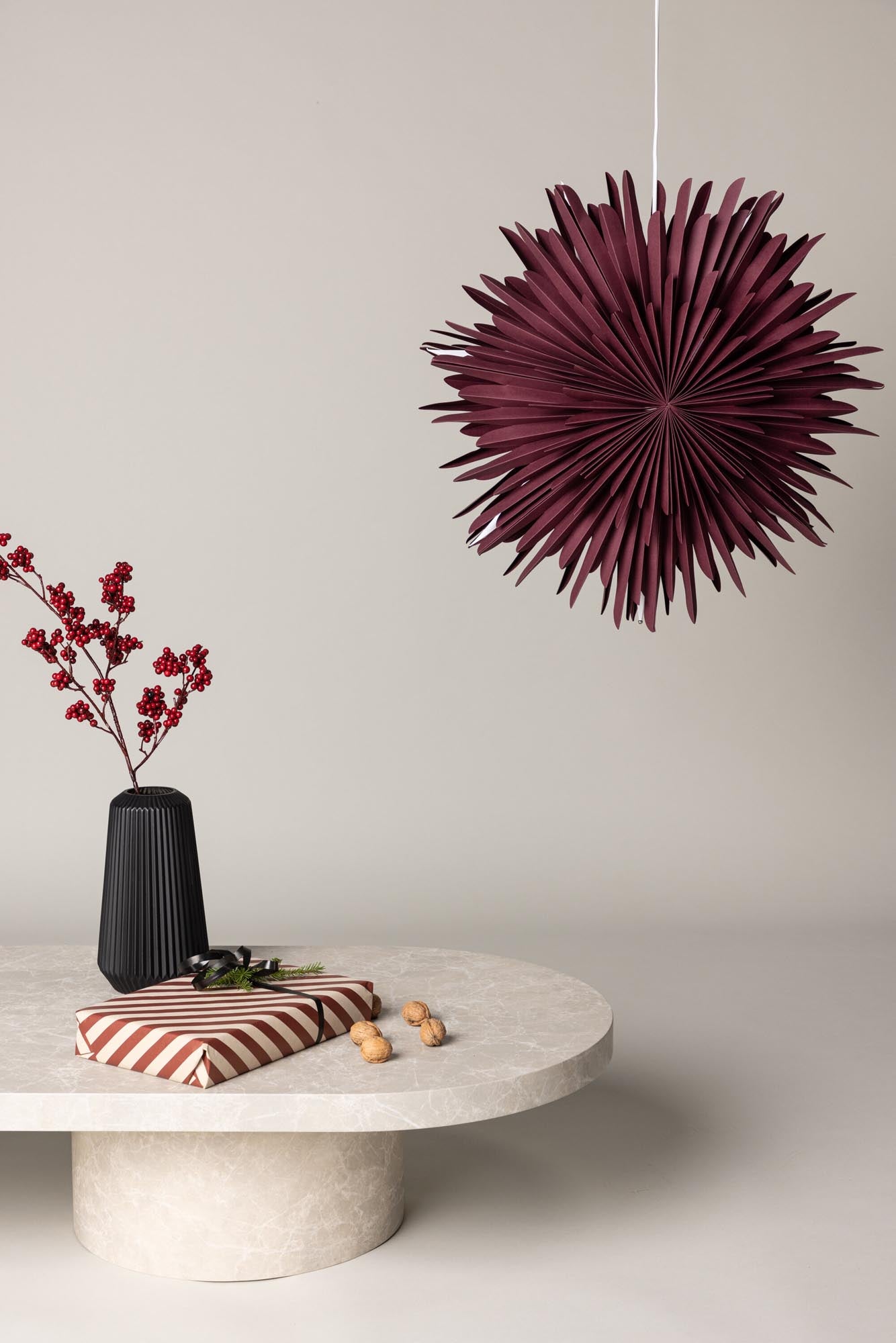 Elegante Siegel Pendelleuchte von Venture Home, ein wunderschöner Papierstern, der festliche Atmosphäre schafft und warmes Licht ausstrahlt.