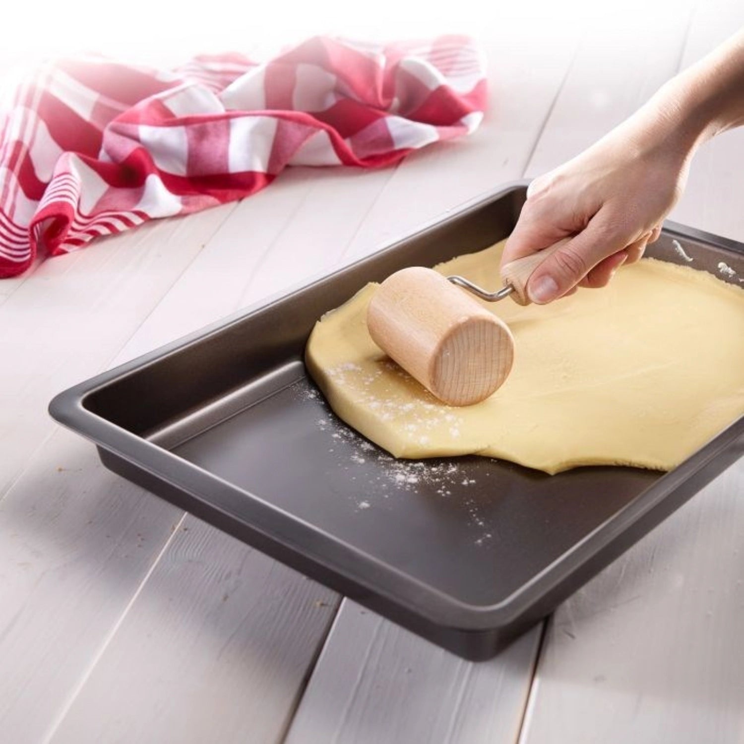Hochwertiger Backblechroller aus Buchenholz von Westmark, perfekt für das mühelose Ausrollen von Teig und die Zubereitung köstlicher Backwaren.