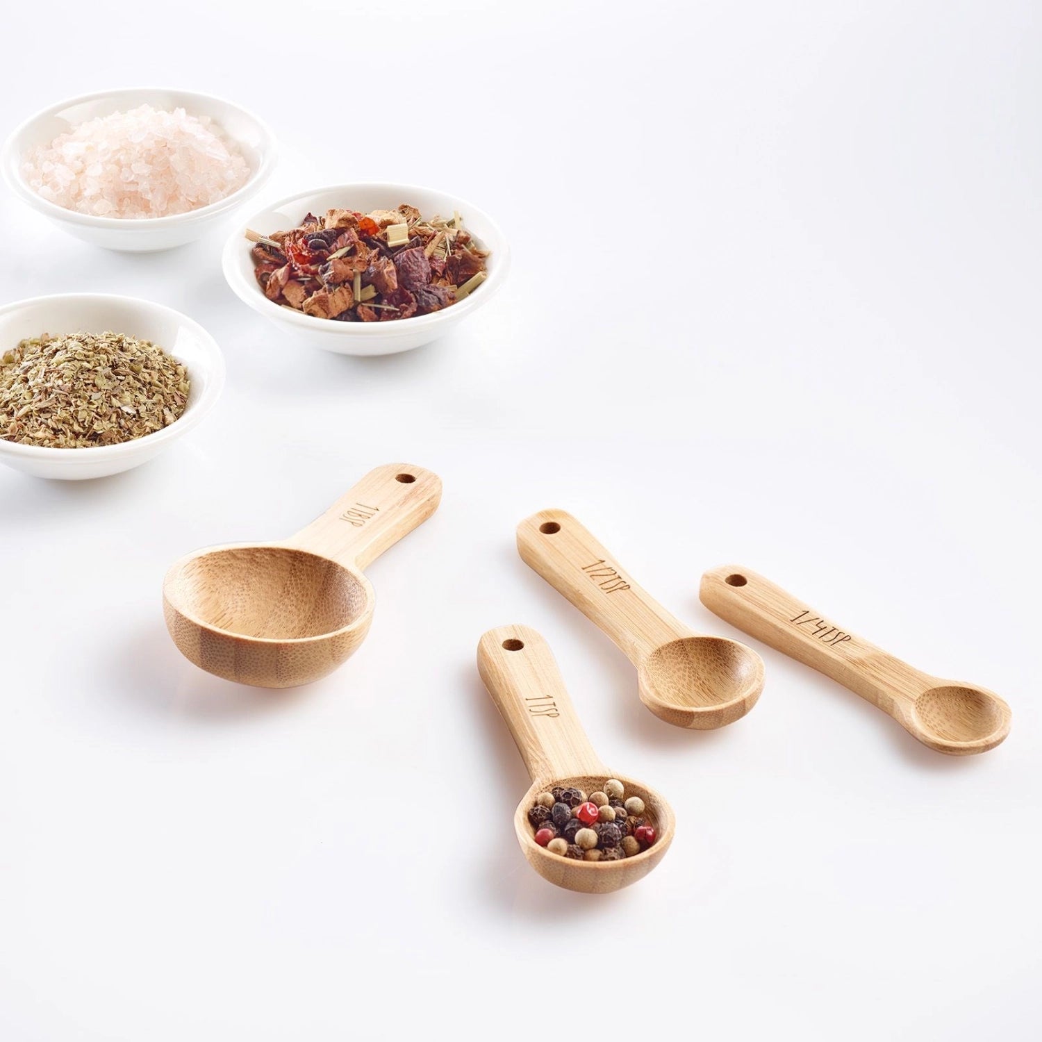 Set aus vier stilvollen Messlöffeln Woody von Westmark, perfekt für präzises Abmessen in der Küche, aus robustem und langlebigem Holz.