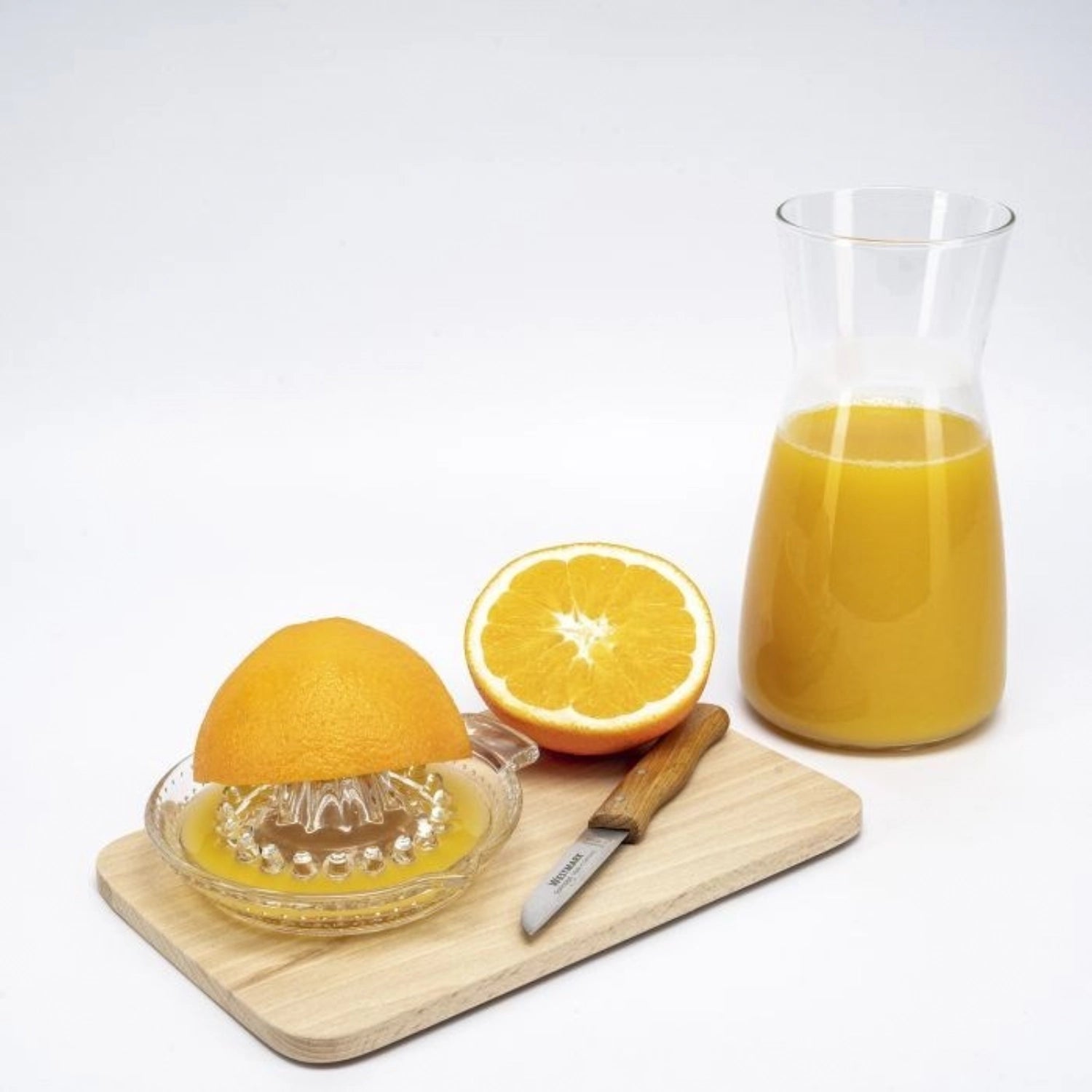 Elegante, kleine Zitruspresse aus robustem Glas von Westmark, ideal für die Zubereitung von frischem Saft aus Zitrusfrüchten, 30ml Kapazität.