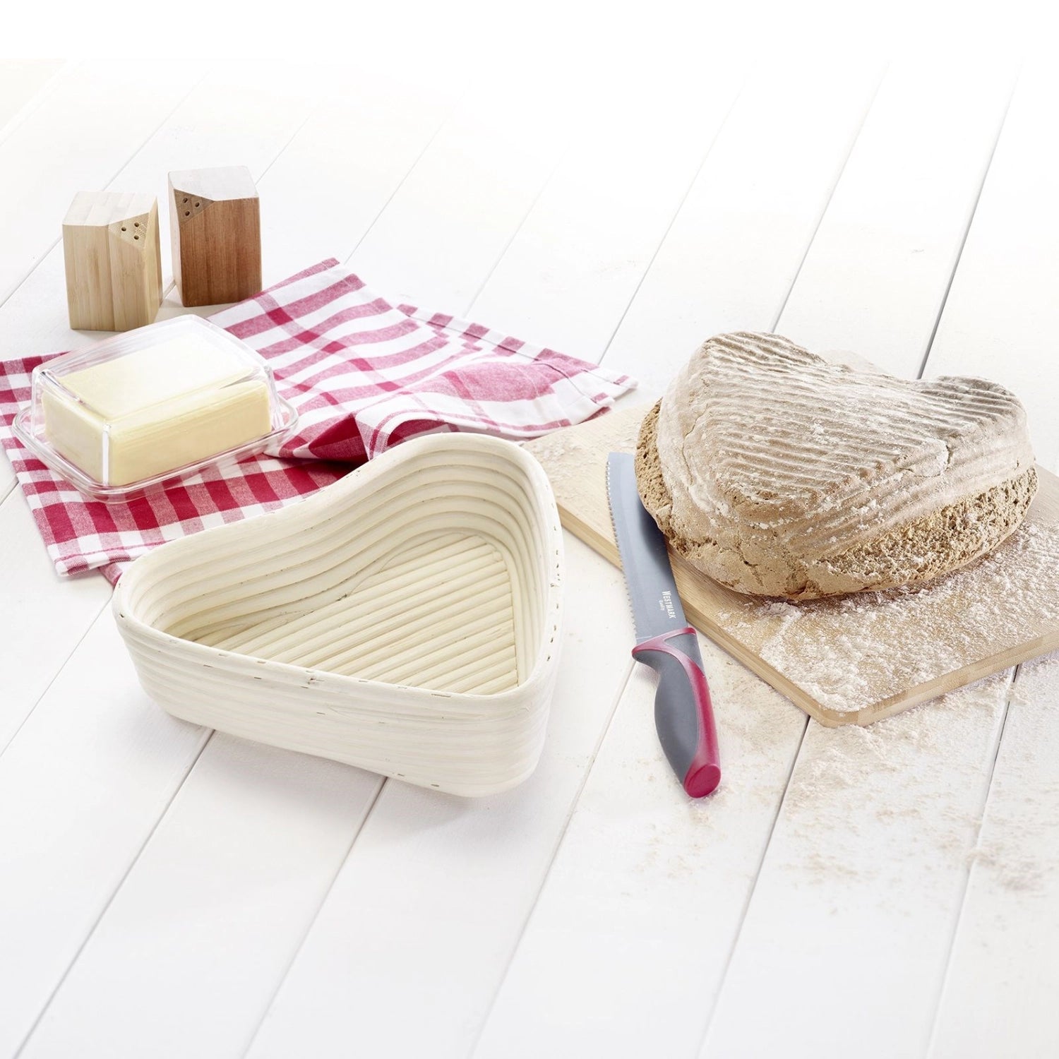 Set Gärkörbchen in Herzform mit Bezug, ideal für das Backen von Brot. Maße: 22 x 23.5 x 6.5 cm, von Westmark, für kreative Backideen.