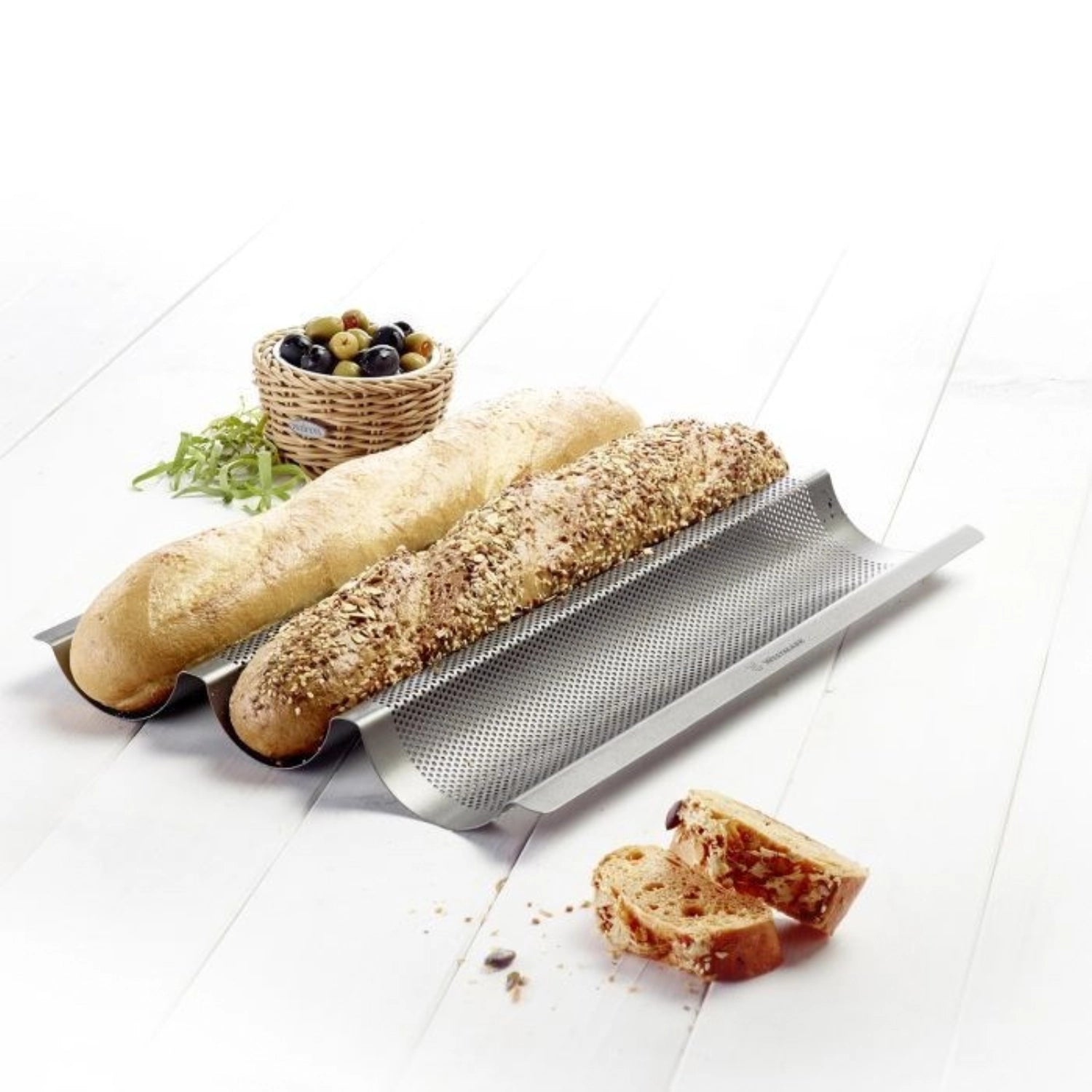 Hochwertige 3er Baguette Backform von Westmark, perfekt für die Herstellung von drei knusprigen Baguettes gleichzeitig, Maße: 38.5x28cm.