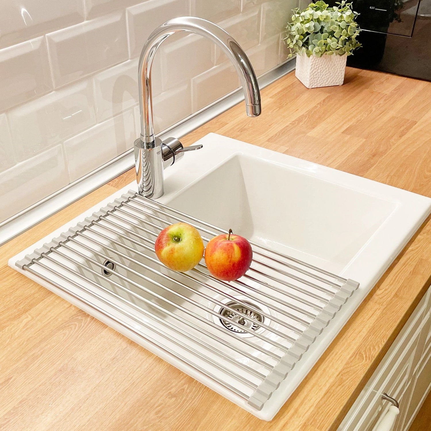 Praktische Abtropfmatte Home von Westmark, stilvoll und effizient für die Küche, sorgt für schnelles Abtropfen von Geschirr und Utensilien.