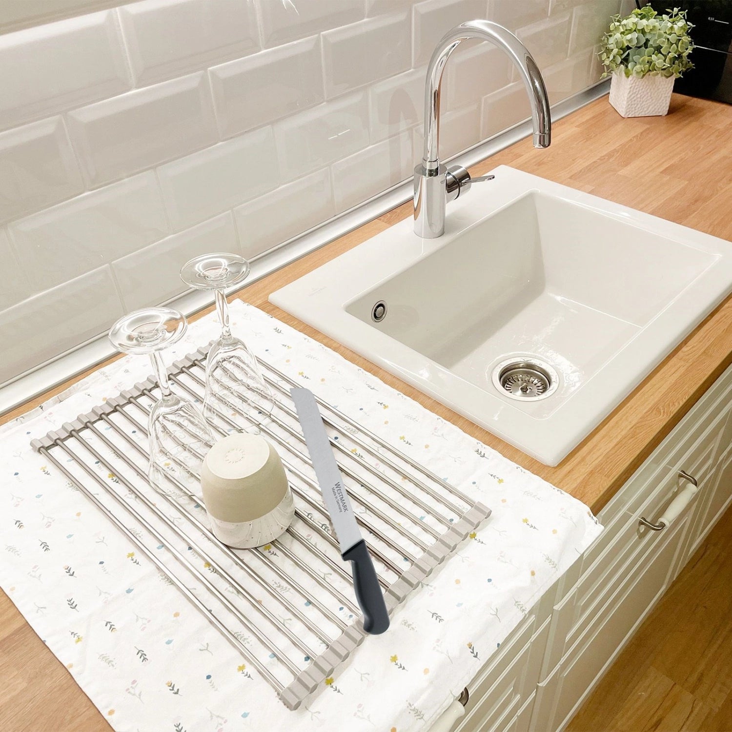 Elegante Abtropfmatte Home von Westmark, ideal für die Küche, ermöglicht schnelles und hygienisches Abtropfen von Geschirr und Küchenutensilien.