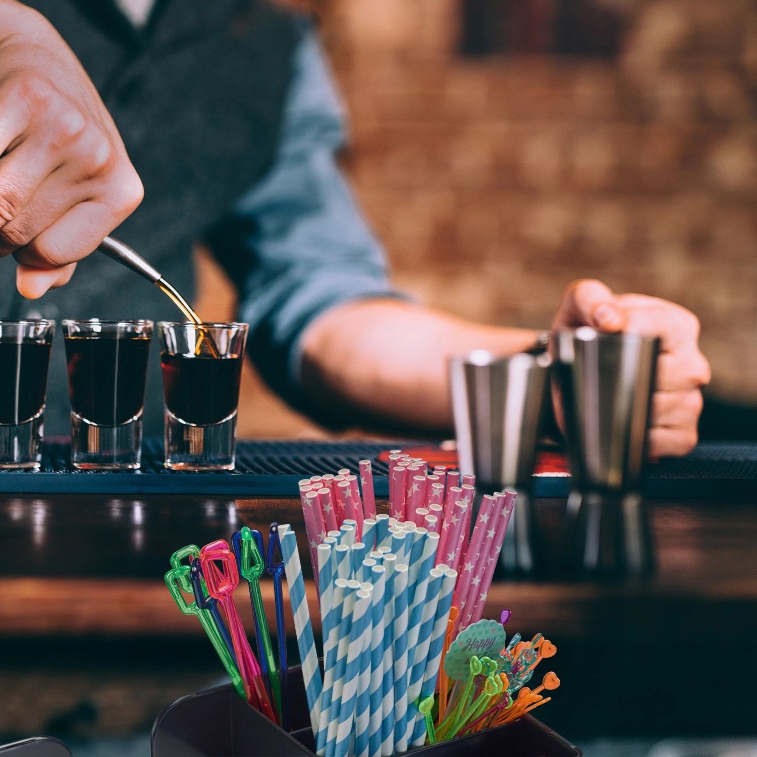 Stylischer Bar Organizer von Westmark mit 6 Fächern, perfekt für die übersichtliche Lagerung von Getränken und Zubehör für jede Feier.