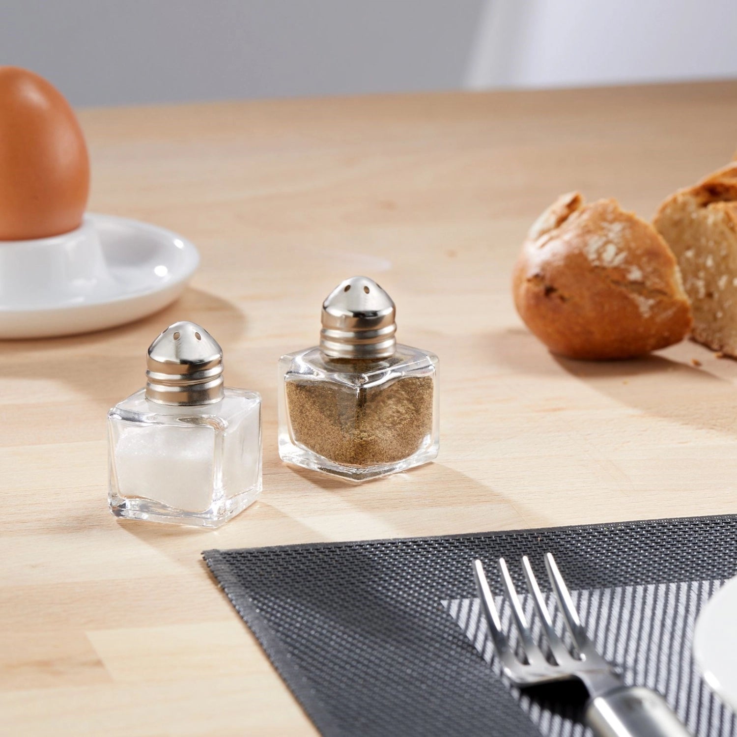 Praktisches 2-teiliges Mini-Universalstreuer-Set von Westmark, perfekt für präzises Würzen und vielseitige Anwendungen in der Küche.