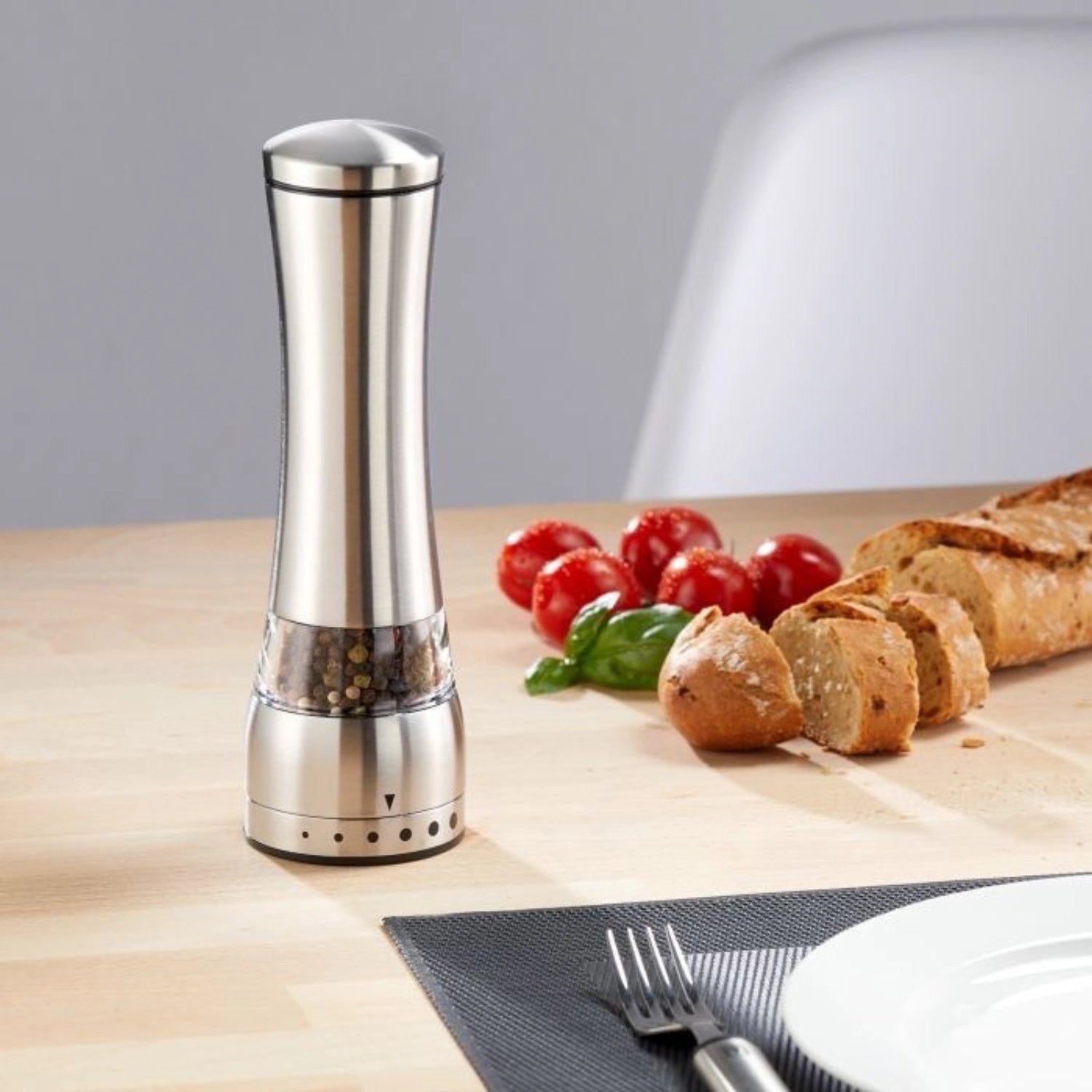 Traditionelle Salz- und Pfeffermühle von Westmark, elegant und funktional, ideal für die Küche oder den Esstisch.