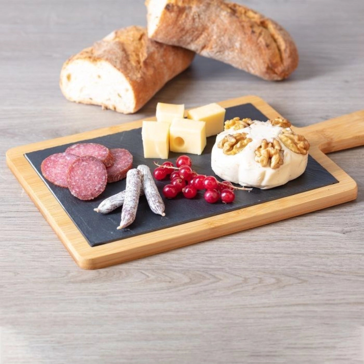 Elegante Servierplatte "Tapas u. Friends" aus Schiefer und Bambus, 32x18 cm, perfekt für stilvolle Tapas-Abende und gesellige Anlässe.