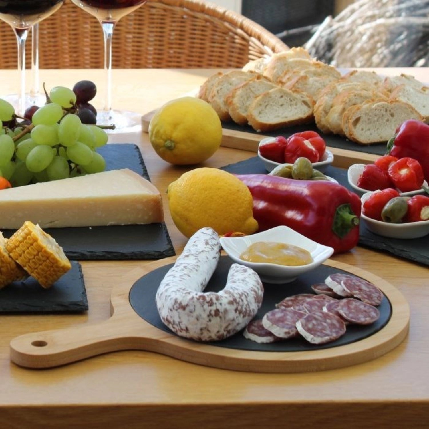 Elegante Servierplatte "Tapas u. Friends" aus Schiefer und Bambus, 33x23 cm, perfekt für stilvolle Tapas-Abende und gesellige Anlässe.