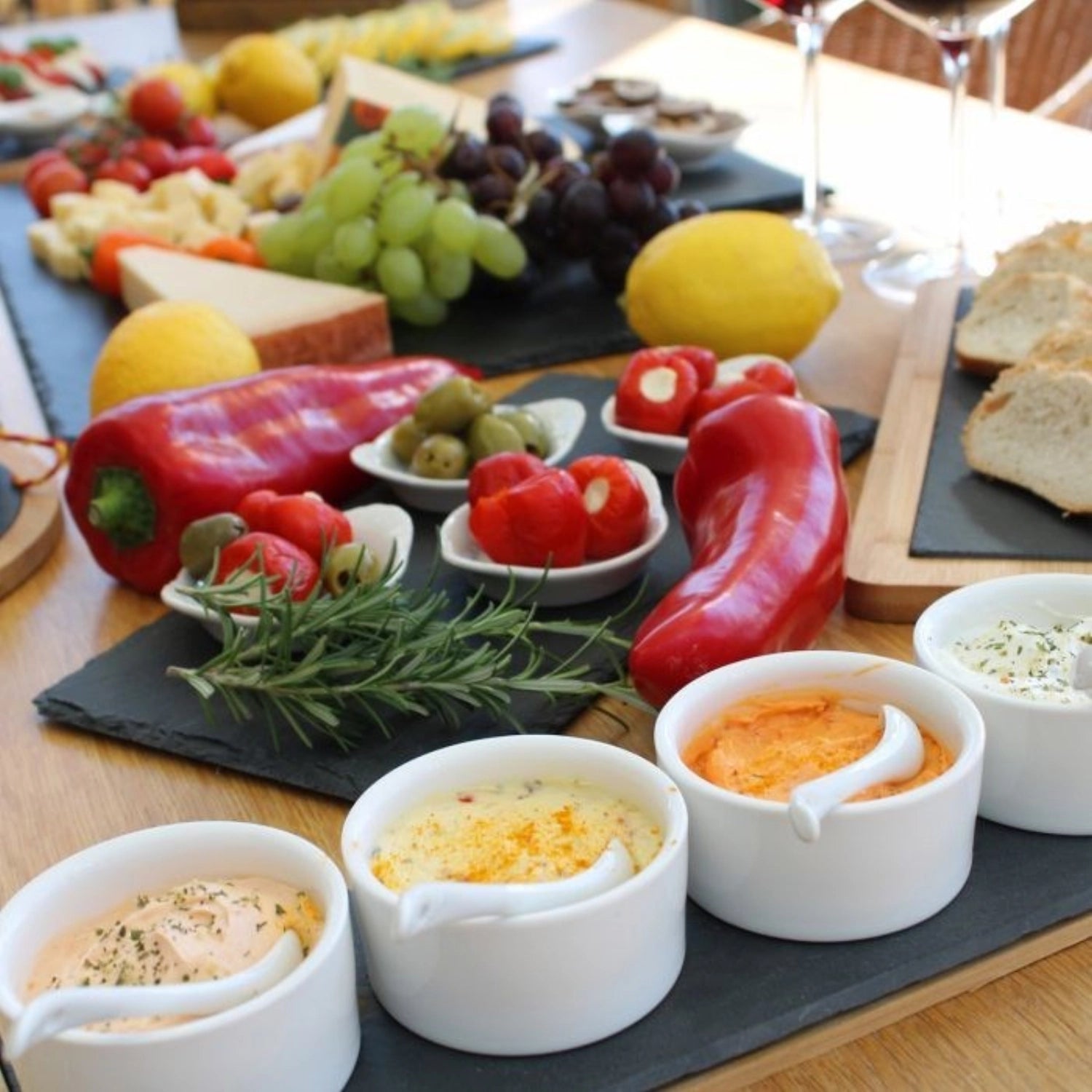 Elegantes 9-teiliges Tapas-Servierset von Westmark, perfekt für gesellige Abende mit Freunden und köstlichen Snacks.