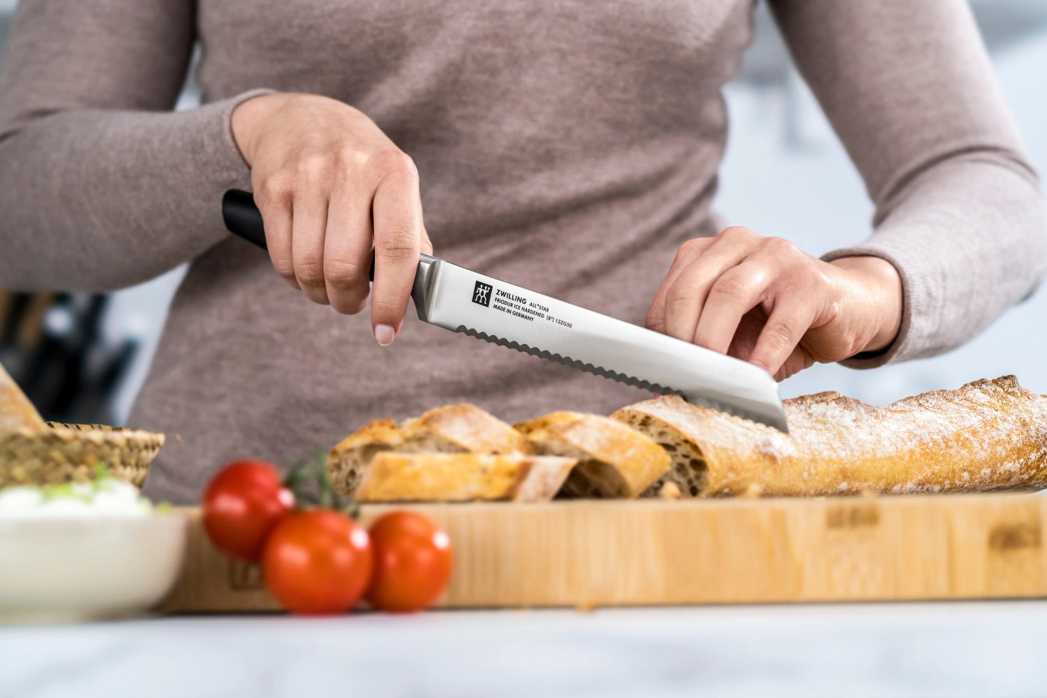 Hochwertiges Brotmesser All Star 200 in chrome-silber von Zwilling Kitchen, perfekt für sauberes und müheloses Schneiden von frischem Brot.