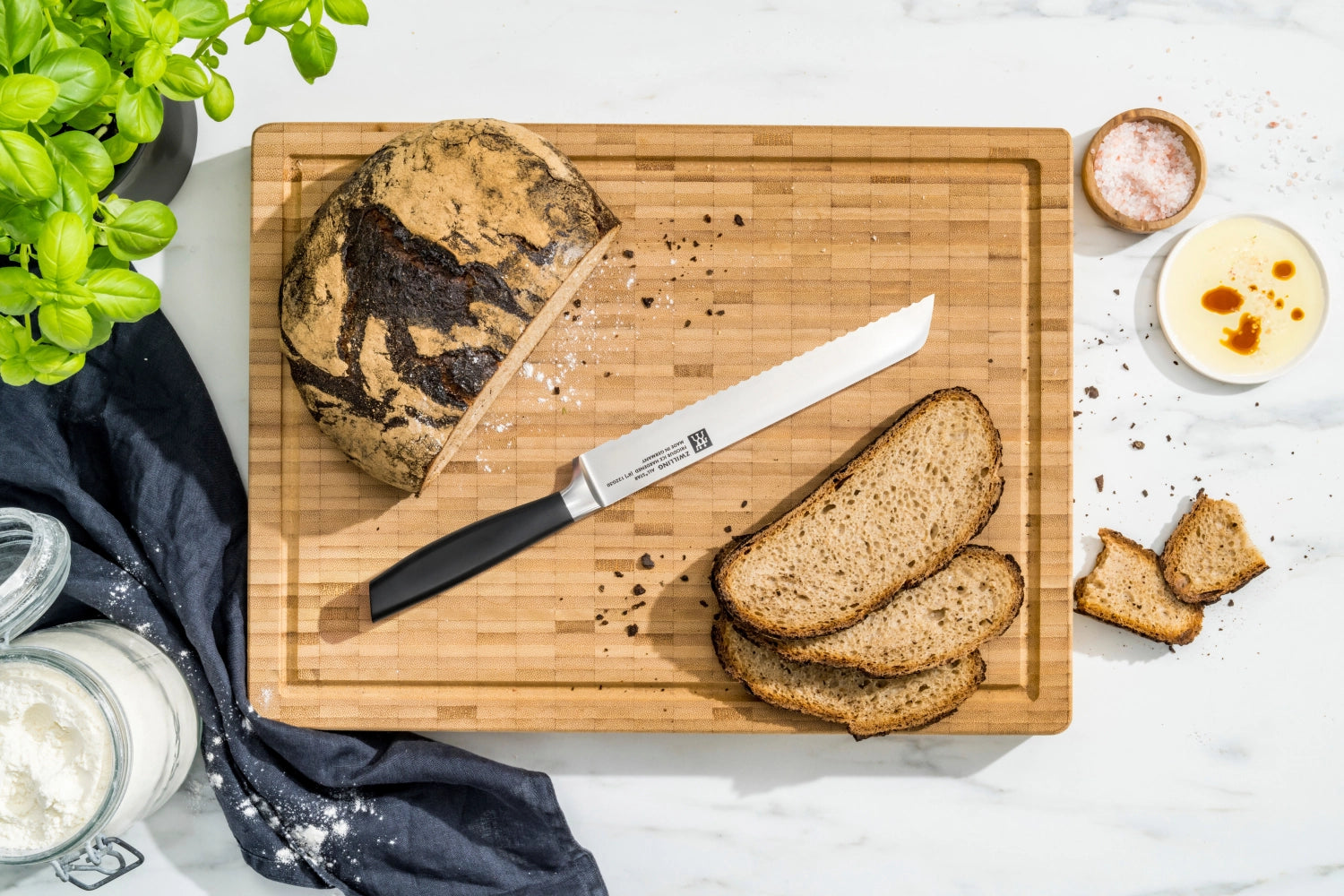 Elegantes Zwilling All Star Brotmesser 200 in chrome-silber, ideal für präzises Schneiden von Brot und Brötchen mit Leichtigkeit.