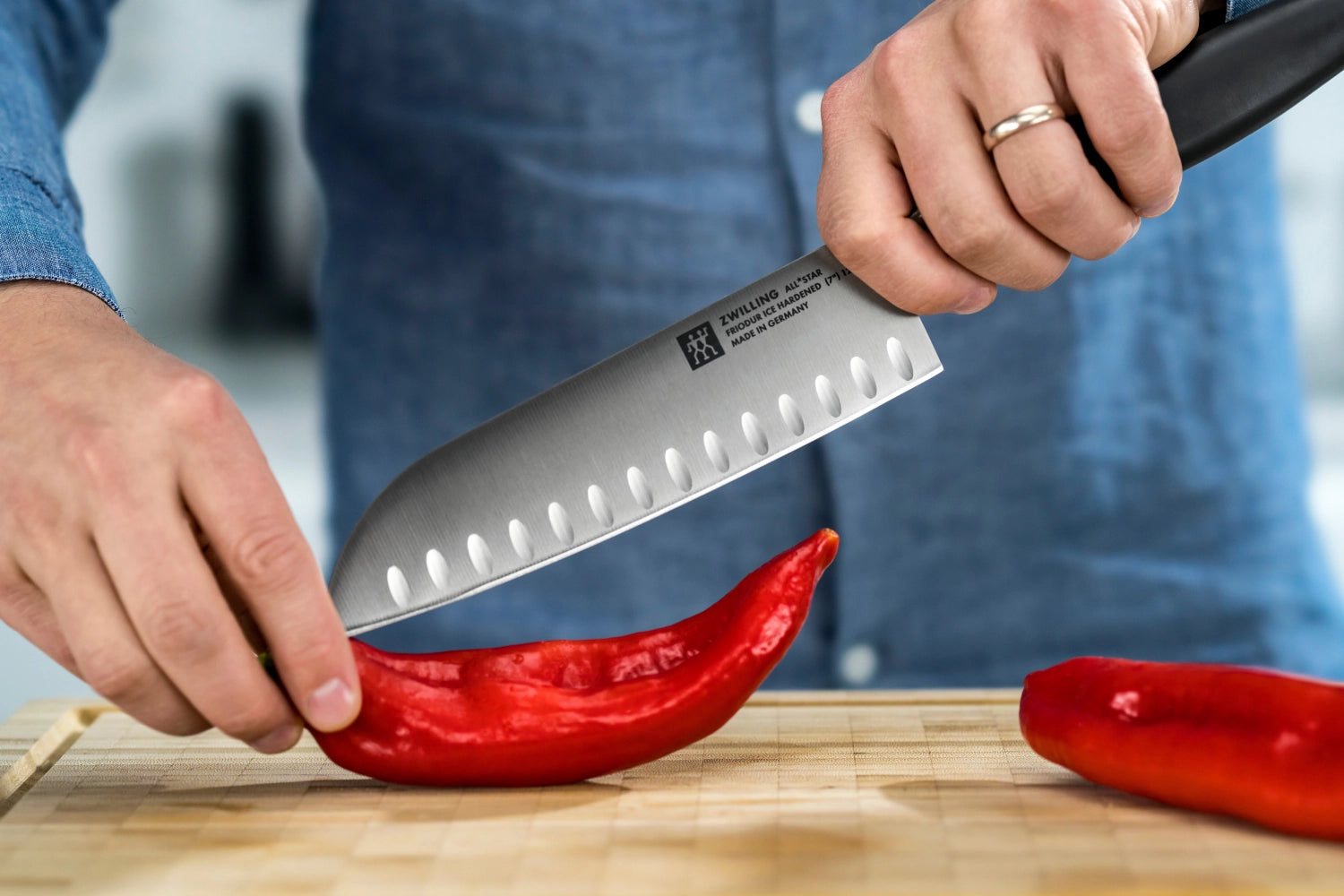 Elegantes Santokumesser mit Kullen von Zwilling All Star in chrome-silber, ideal für präzise Schneidetechniken und vielseitige Kochbedürfnisse.