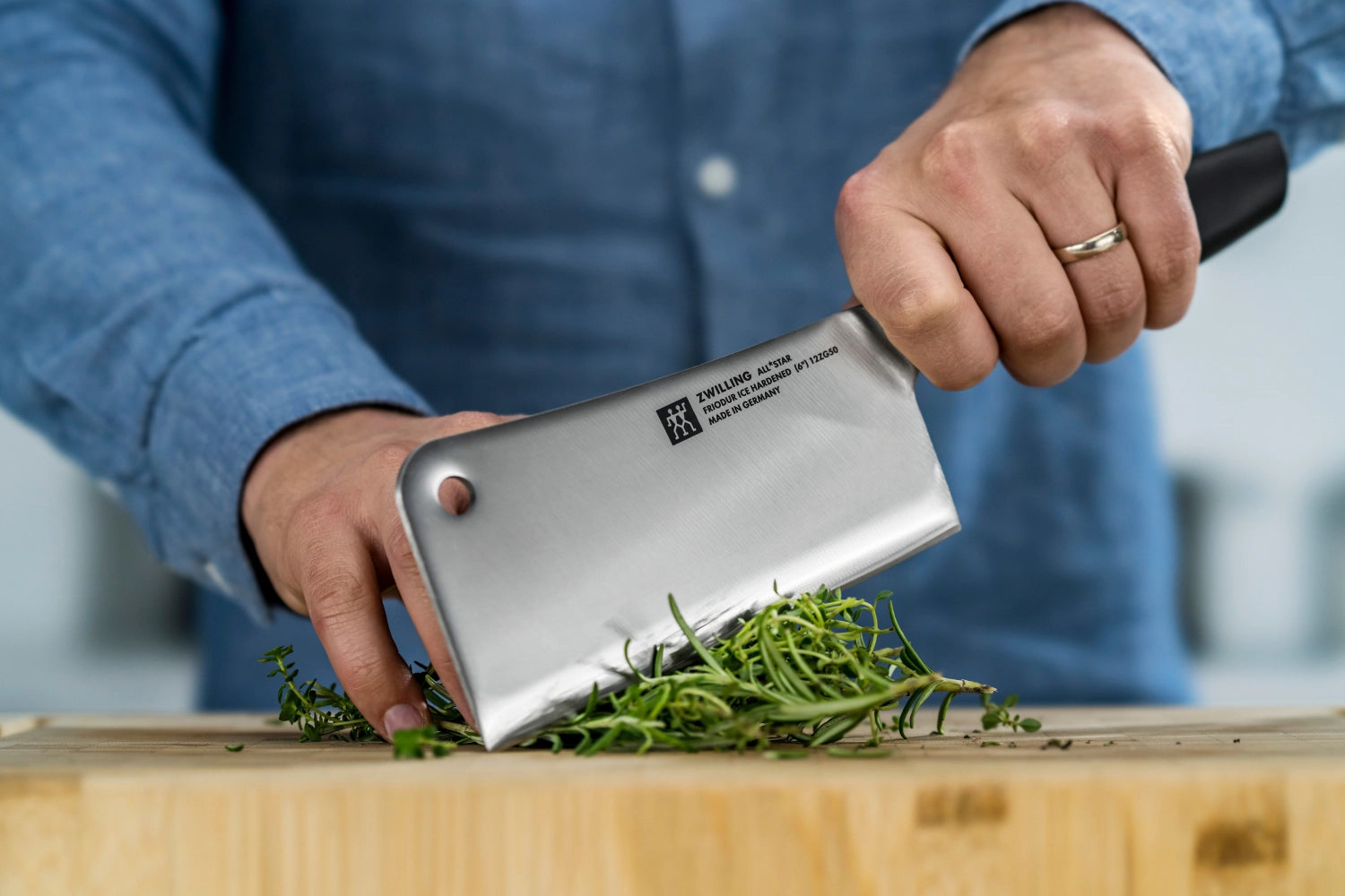 Hochwertiges Zwilling All Star Chin. Hackmesser 150, perfekt für präzises Hacken und Schneiden in der modernen Küche.
