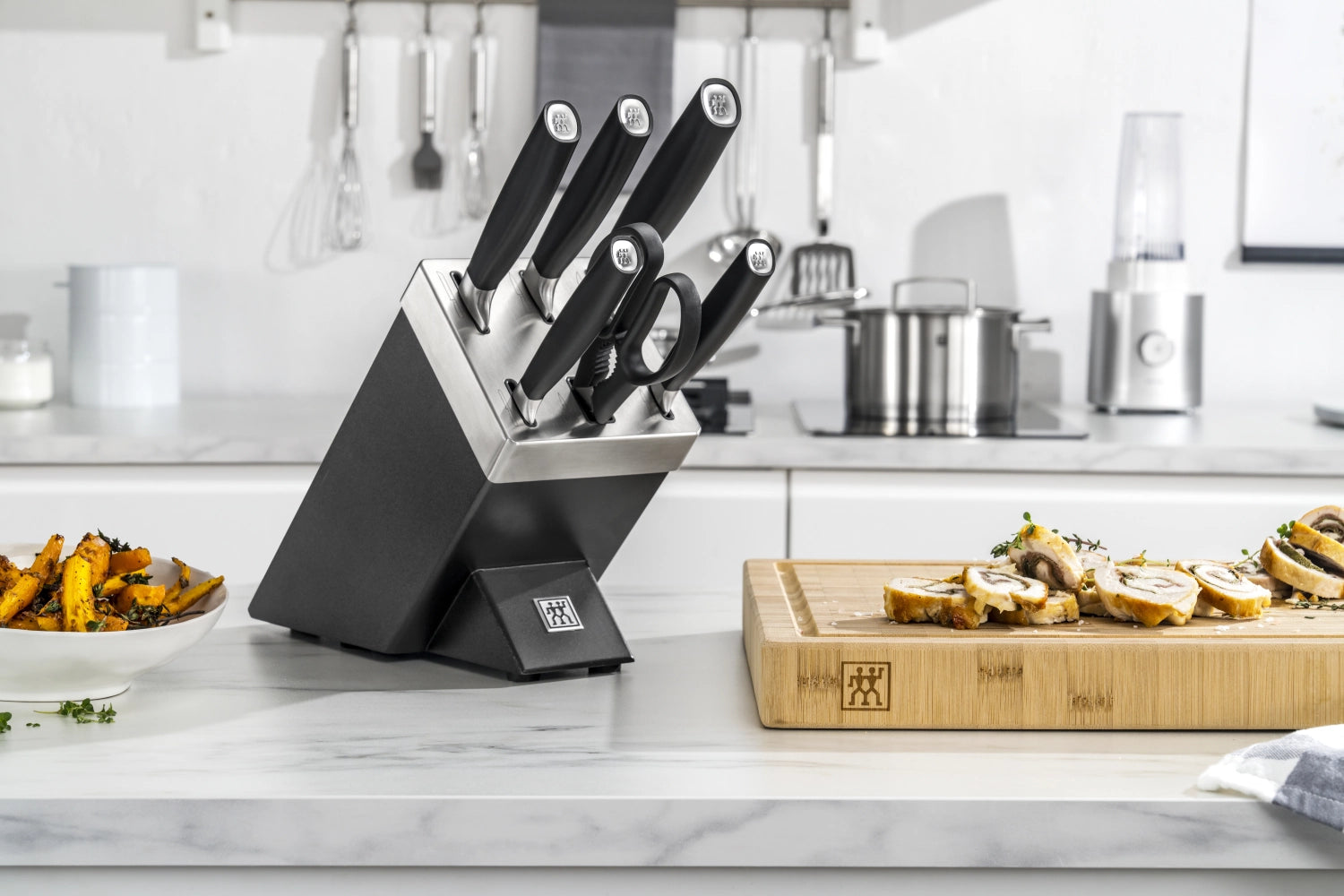 Eleganter 7-teiliges Messerblock-Set von Zwilling All Star in chrom-silber, ausgestattet mit innovativen selbstschärfenden Klingen für perfekte Schneidequalität.