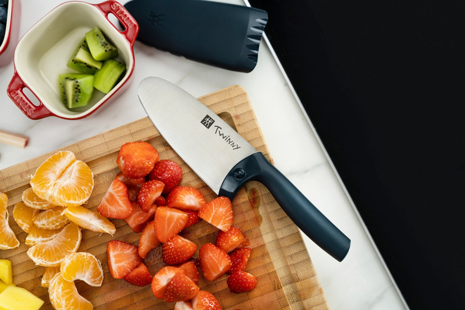 Zwilling Twinny Kinderkochmesser 10cm in Blau, speziell für Kinderhände entwickelt, sicher und ergonomisch für kleine Köche.