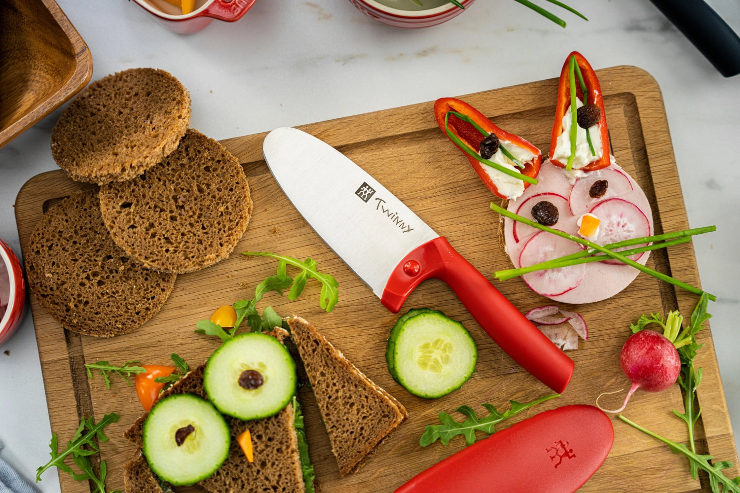 Das Zwilling Twinny Kinderkochmesser in Rot mit 10 cm Klinge ist perfekt für kleine Küchenchefs, sicher und ergonomisch gestaltet für Kinder.