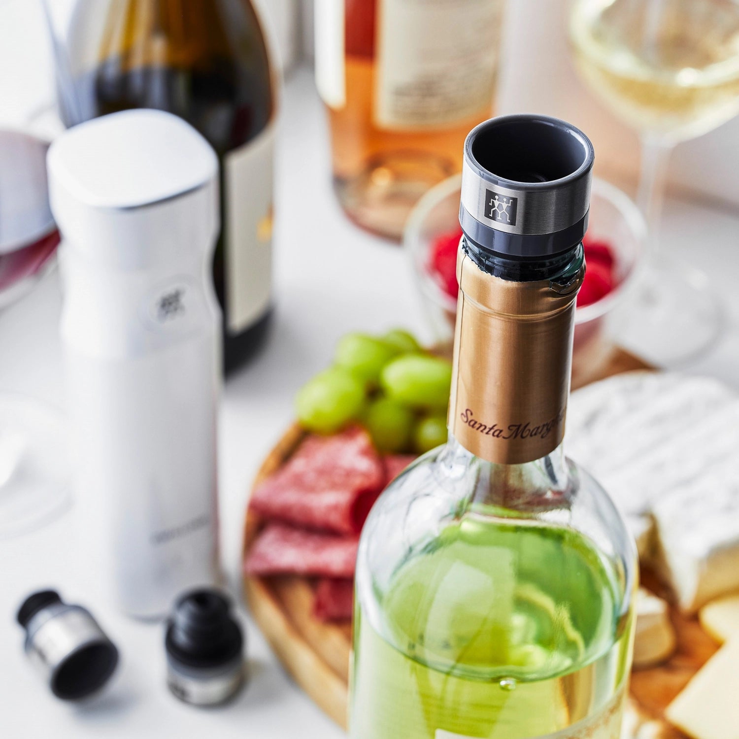 Eleganter grauer Vakuumverschluss von Zwilling Kitchen, 3x3x4 cm, perfekt zum Versiegeln und Frischhalten von Wein für längeren Genuss.