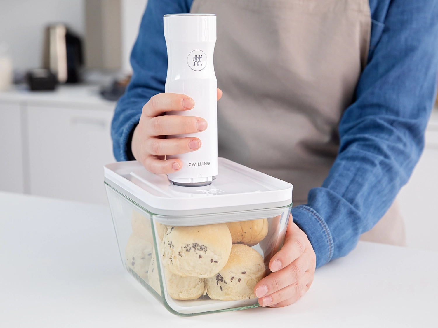 Vakuumbox L aus Glas mit den Maßen 21.4x14.4x12.8 cm, 1.6 L, ideal zur Aufbewahrung von Lebensmitteln, stilvolles Design von Zwilling Kitchen.